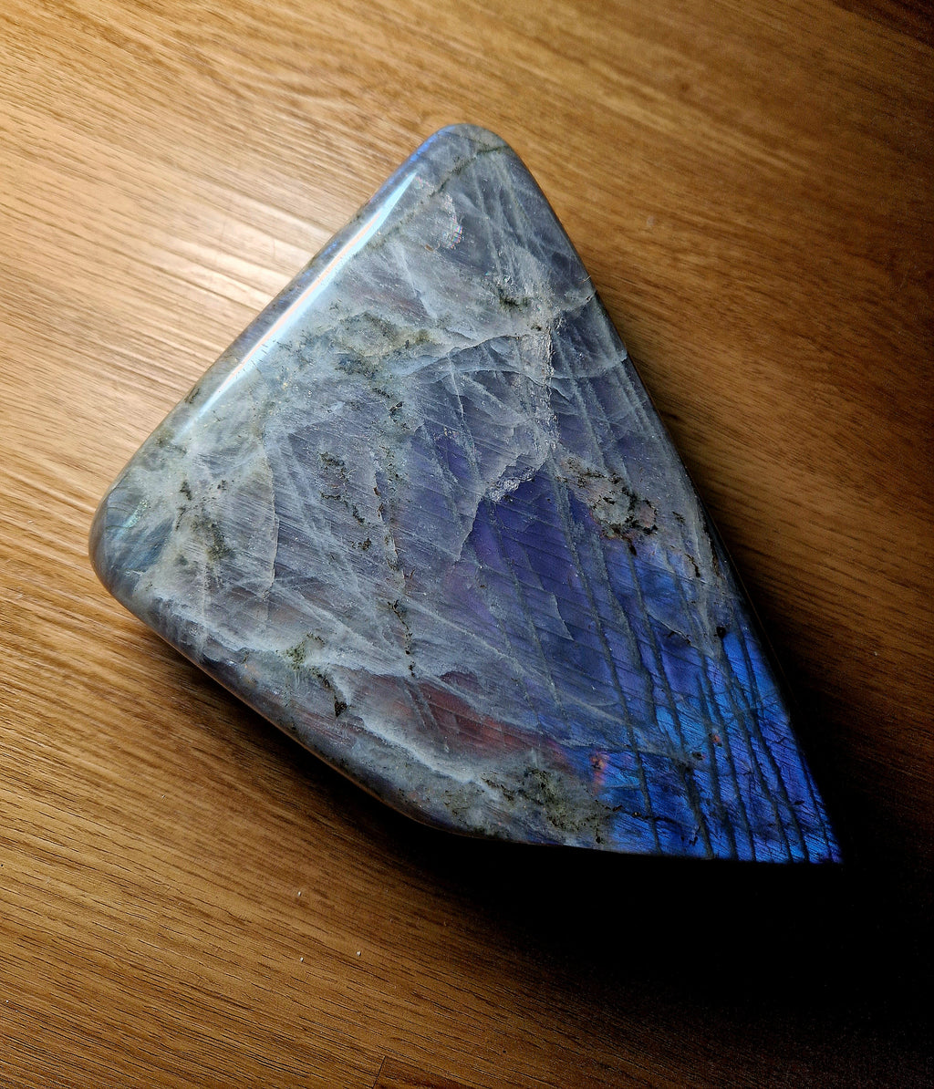 Labradorit Freiform – großes kraftvolles Unikat mit violett-blauer Labradorisierung