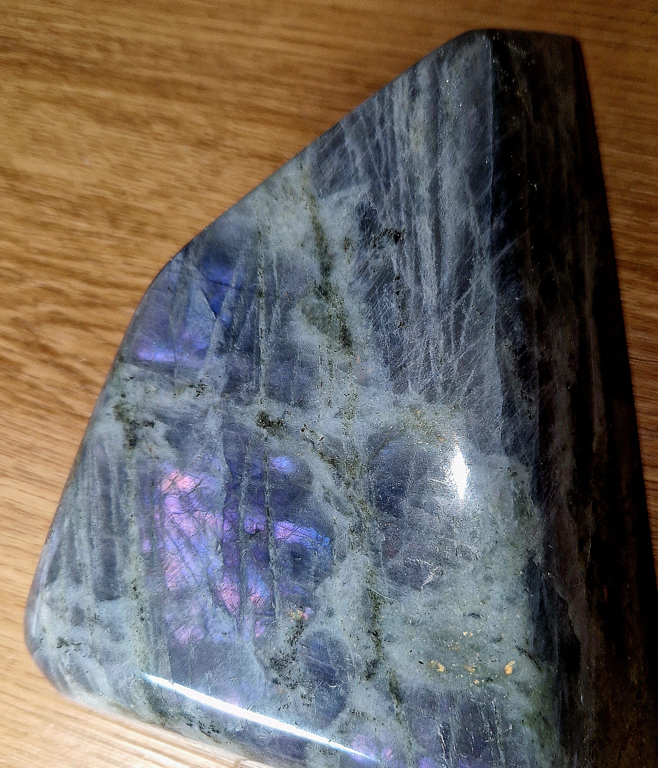 Labradorit Freiform – großes kraftvolles Unikat mit violett-blauer Labradorisierung