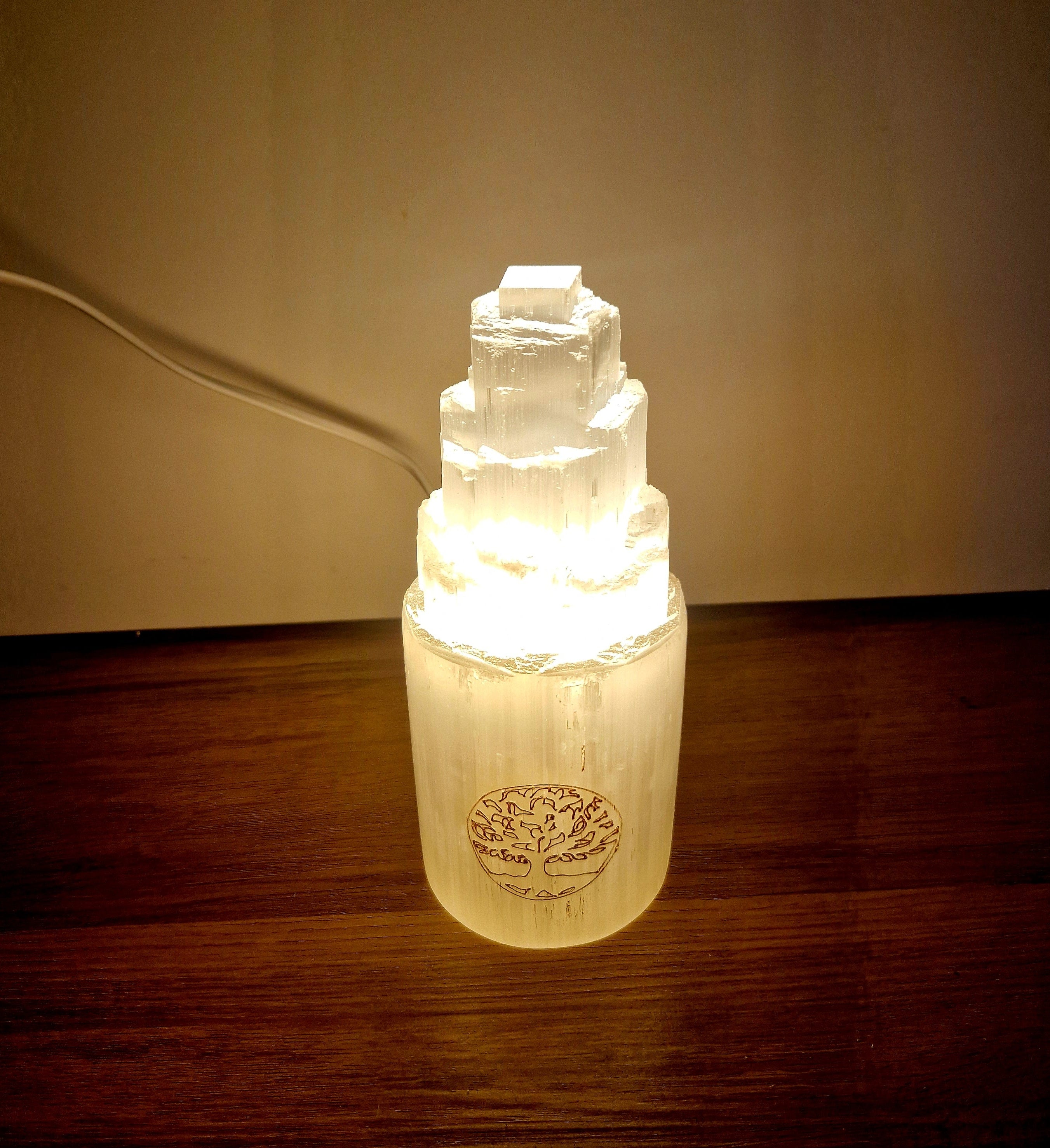 Gravierter Selenit-Turm – Lichtobjekt für Ruhe & Klarheit