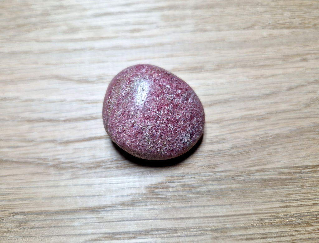 🍓 Erdbeerquarz Trommelstein – Herzenergie & Lebensfreude