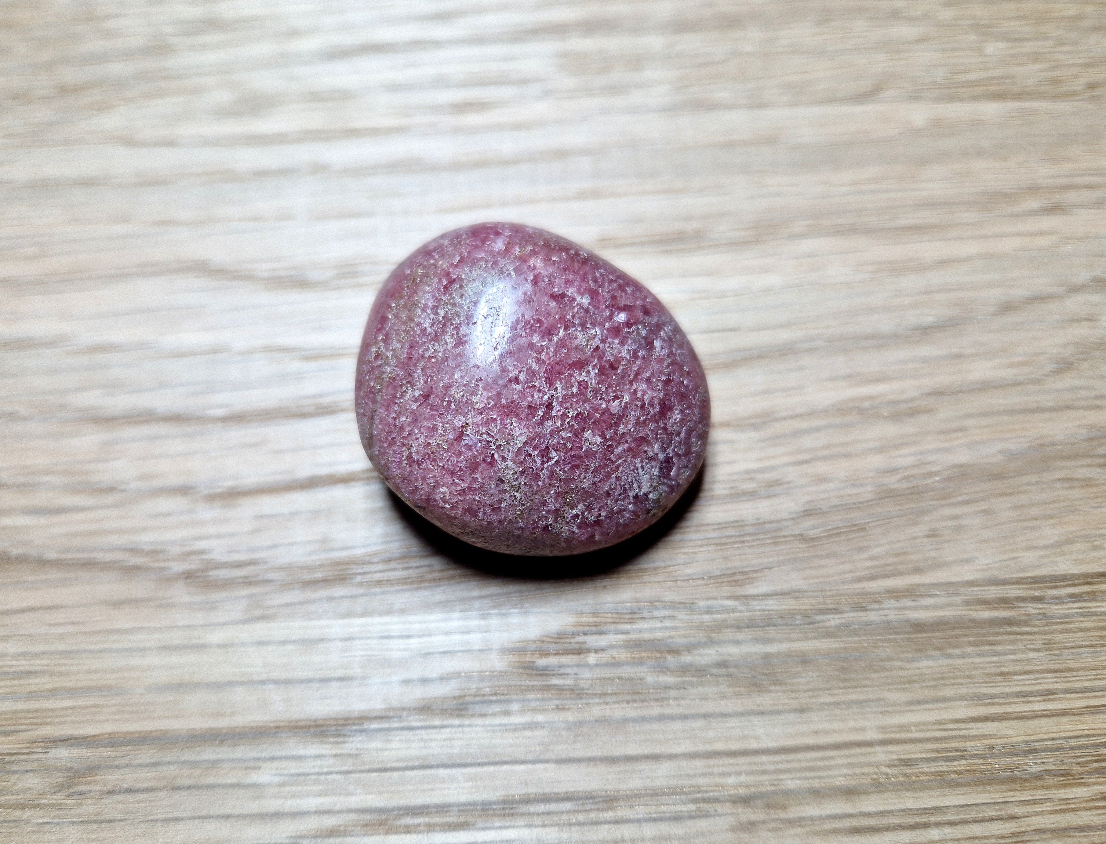 🍓 Erdbeerquarz Trommelstein – Herzenergie & Lebensfreude