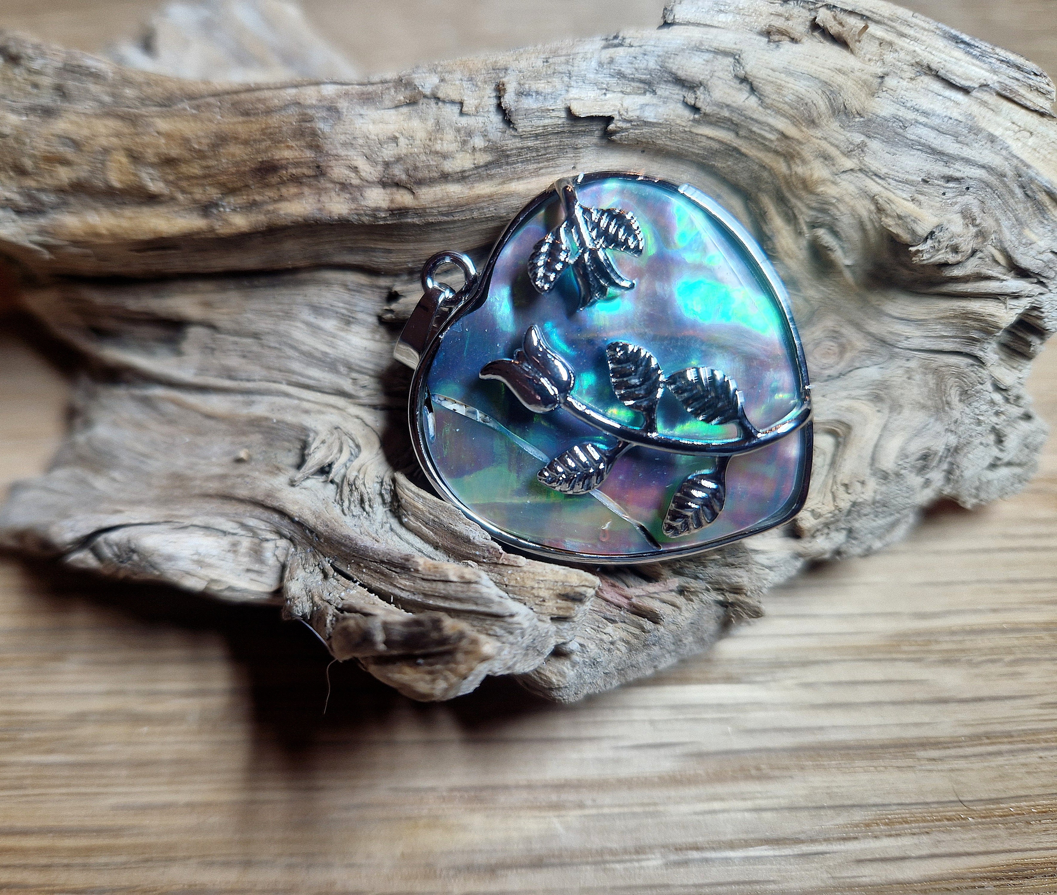 Abalone Herz-Anhänger „Rose“ – schimmernde Schönheit der Meere