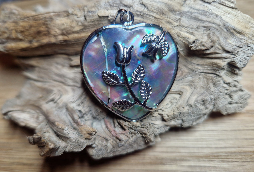 Abalone Herz-Anhänger „Rose“ – schimmernde Schönheit der Meere