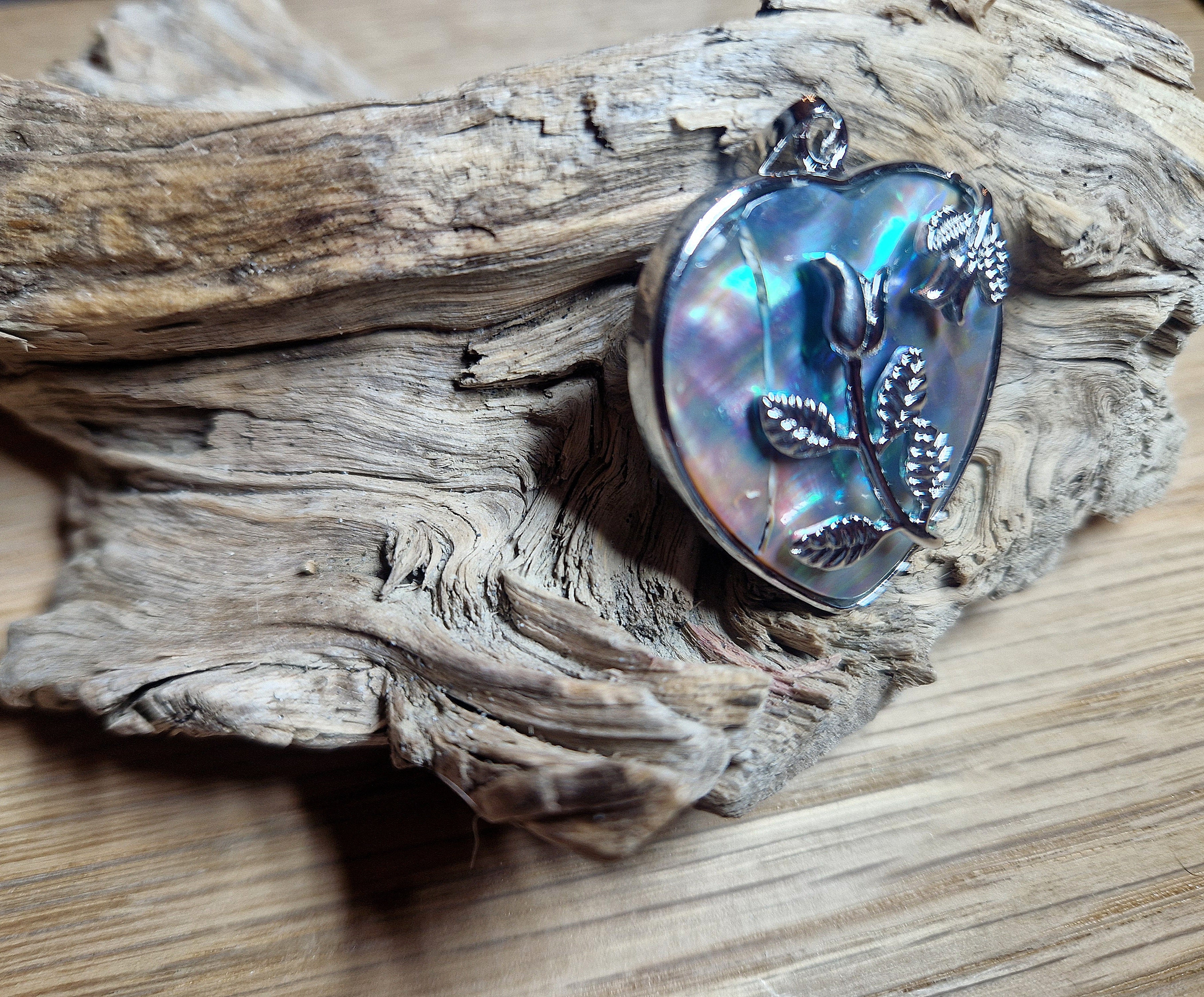 Abalone Herz-Anhänger „Rose“ – schimmernde Schönheit der Meere