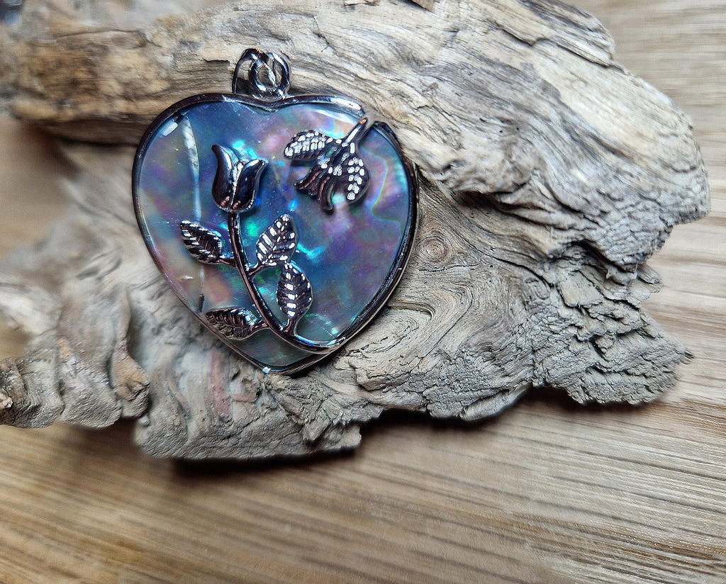 Abalone Herz-Anhänger „Rose“ – schimmernde Schönheit der Meere