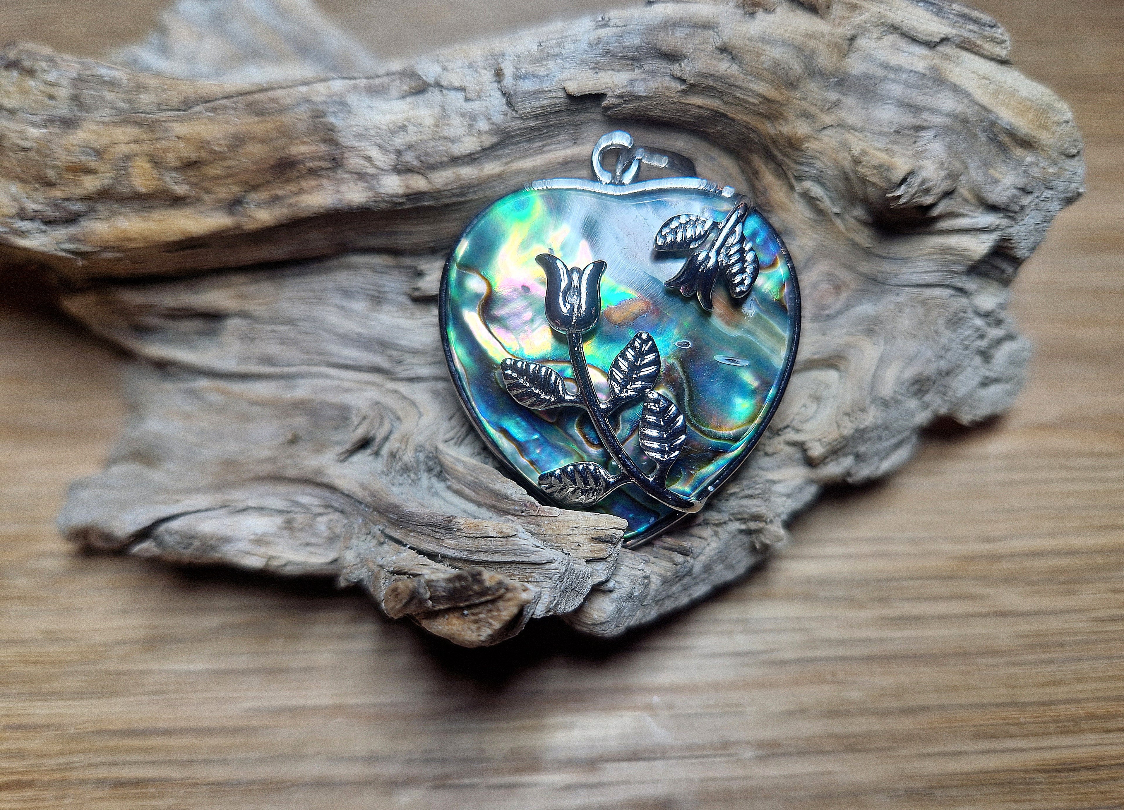 Abalone Herz-Anhänger „Rose“ – schimmernde Schönheit der Meere