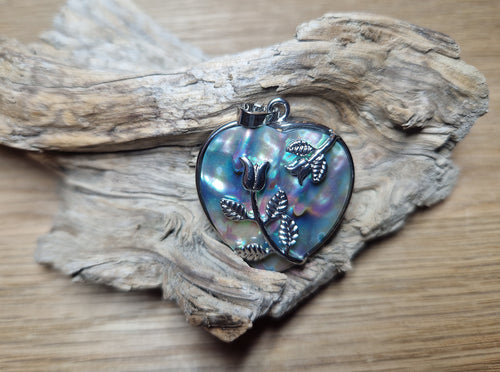 Abalone Herz-Anhänger „Rose“ – schimmernde Schönheit der Meere