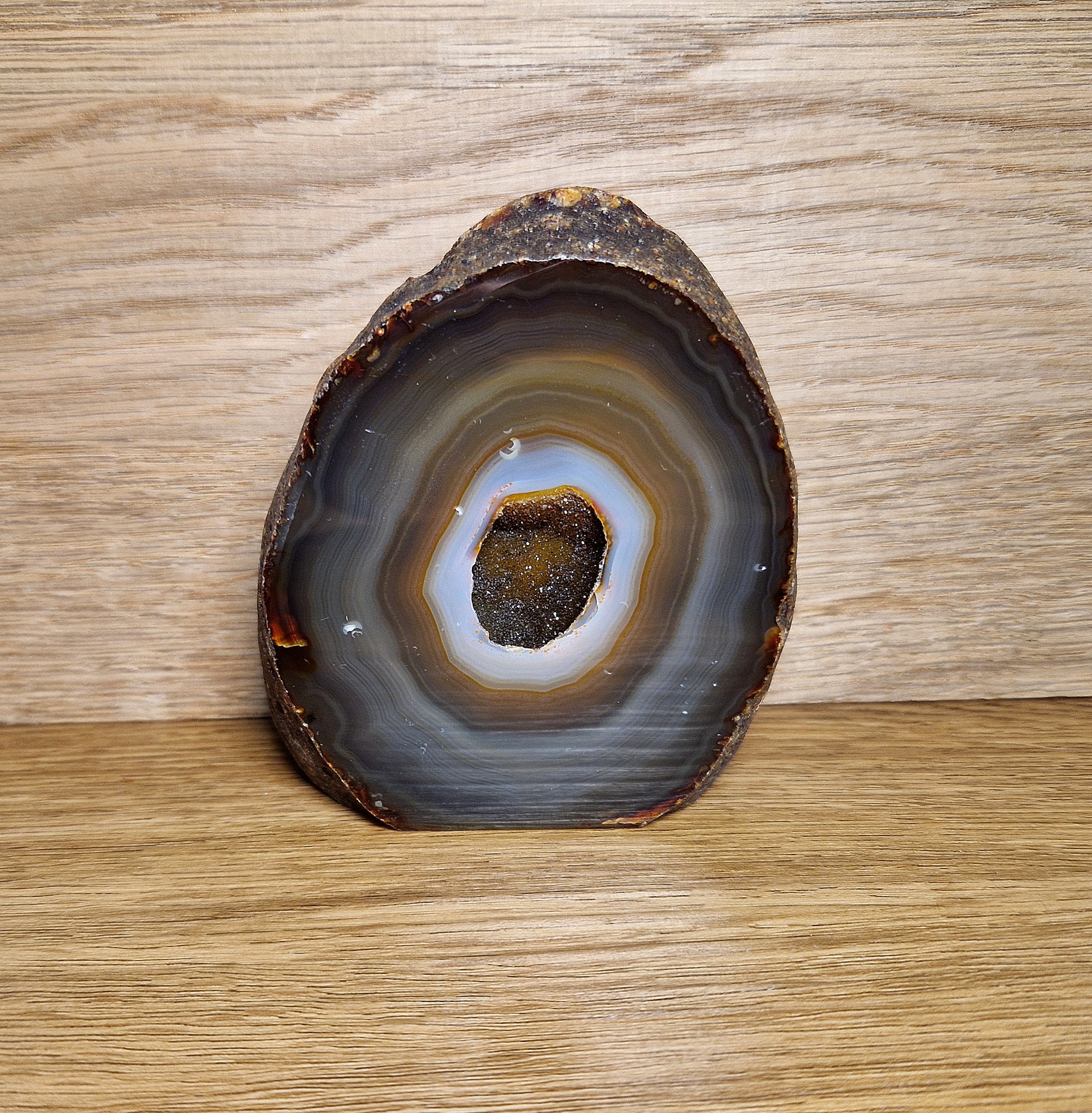 Schwarzer Achat Aufsteller mit Kristallkern – kraftvolle Naturästhetik