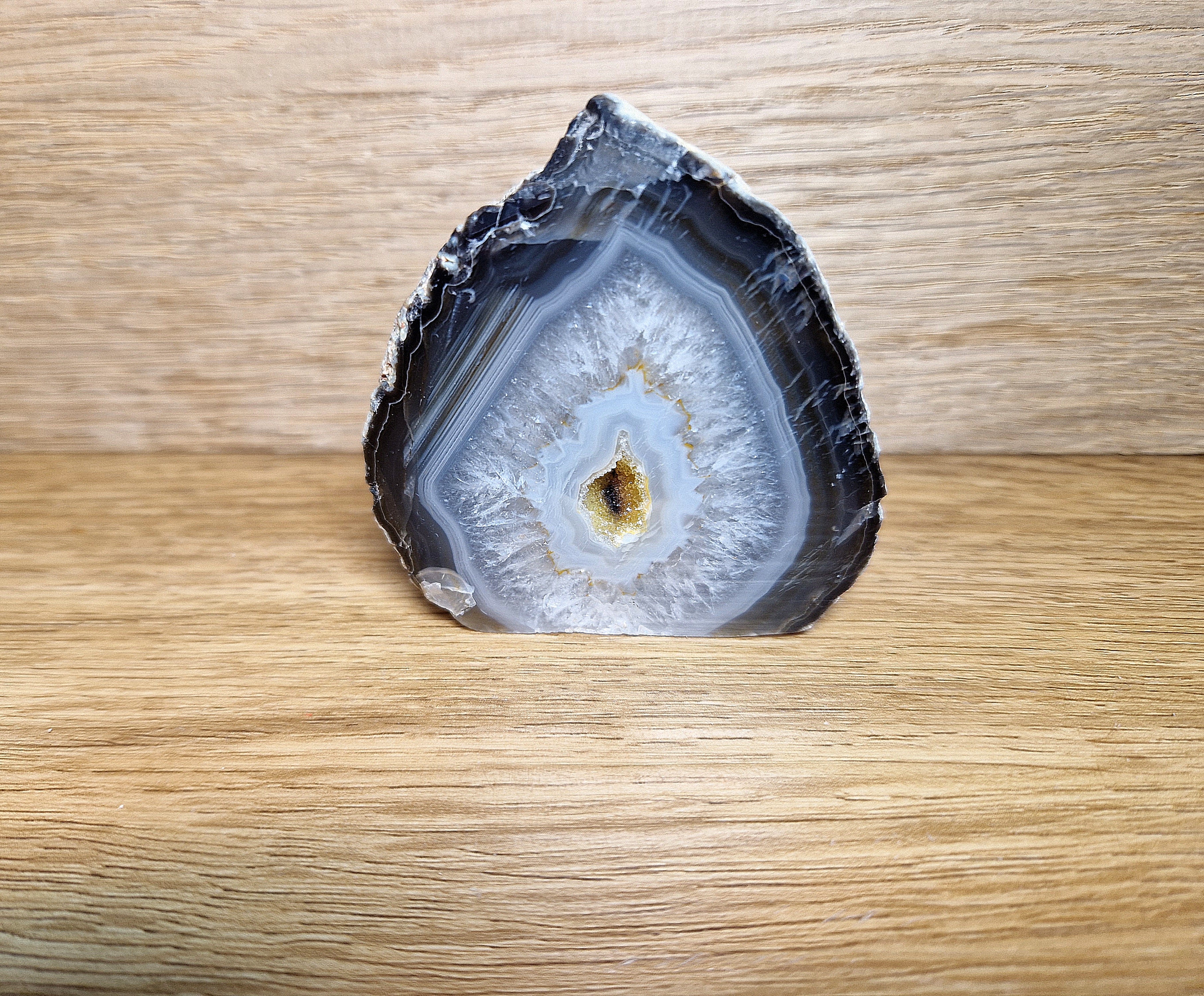 Schwarzer Achat Aufsteller mit Kristallkern – kraftvolle Naturästhetik