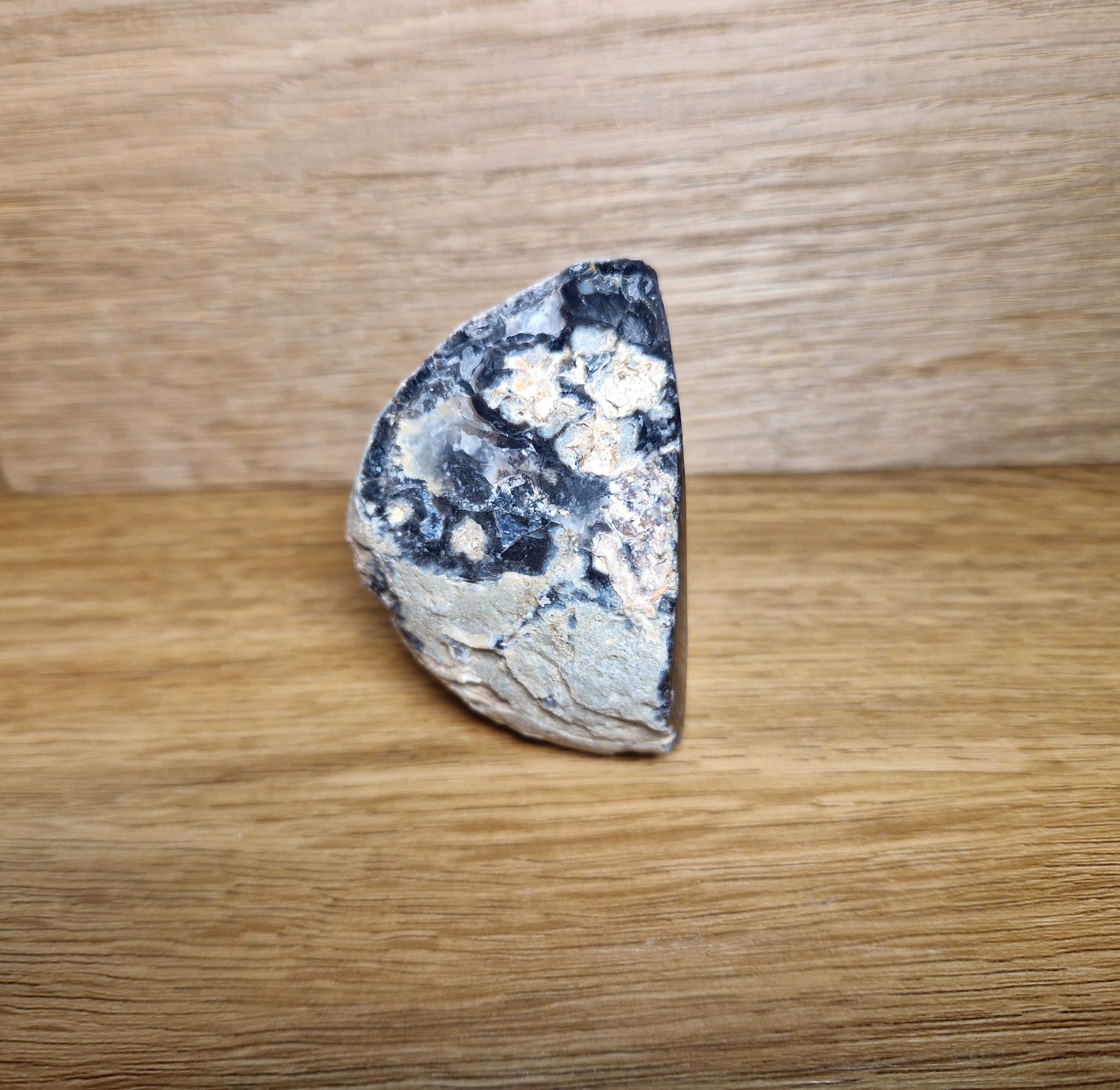 Schwarzer Achat Aufsteller mit Kristallkern – kraftvolle Naturästhetik