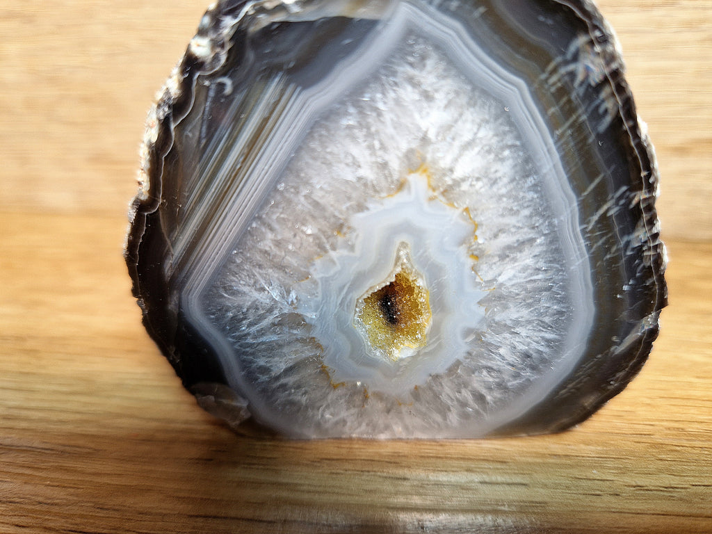 Schwarzer Achat Aufsteller mit Kristallkern – kraftvolle Naturästhetik