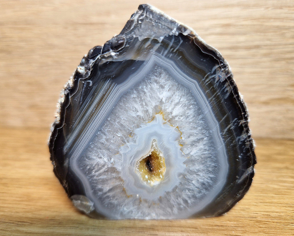 Schwarzer Achat Aufsteller mit Kristallkern – kraftvolle Naturästhetik