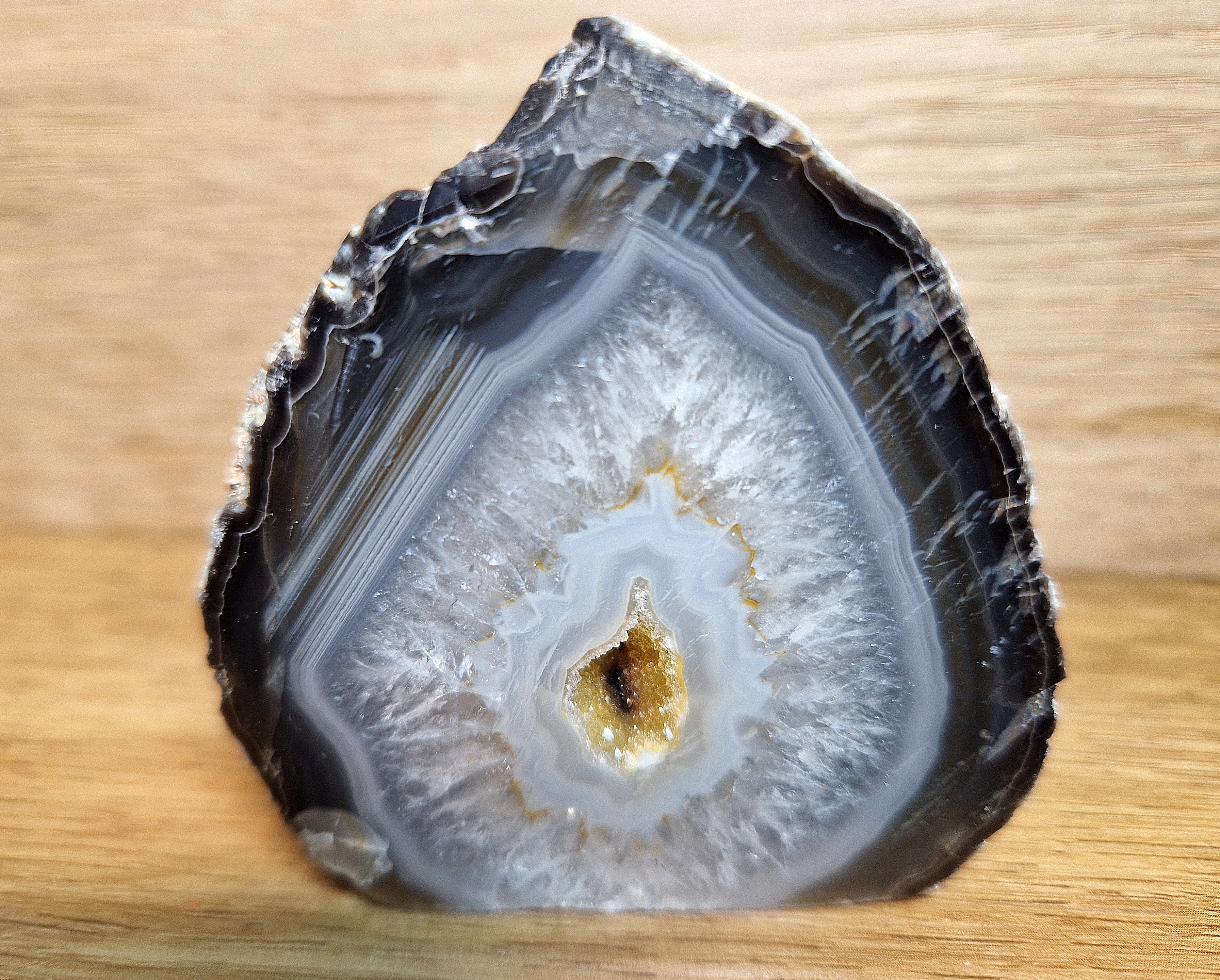 Schwarzer Achat Aufsteller mit Kristallkern – kraftvolle Naturästhetik