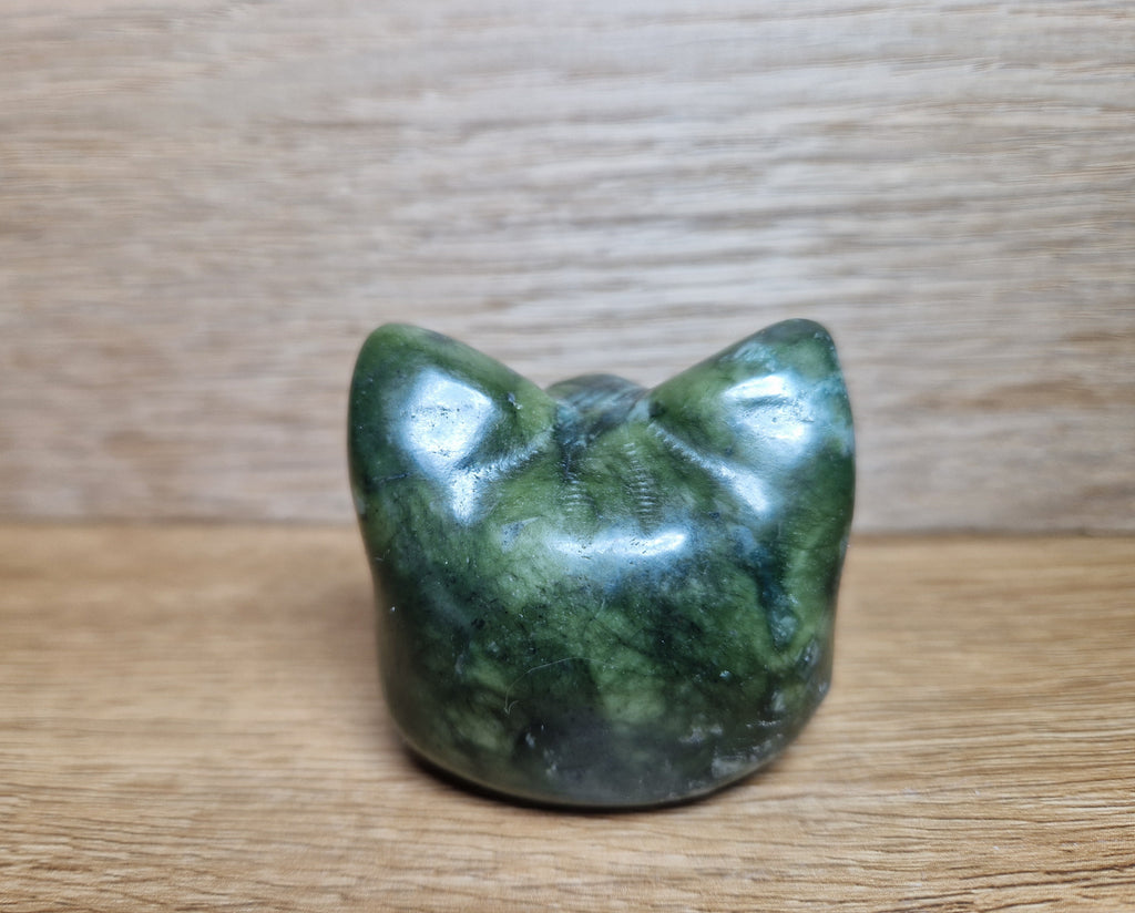 Serpentin Katze mit drittem Auge – handgeschnitztes Unikat