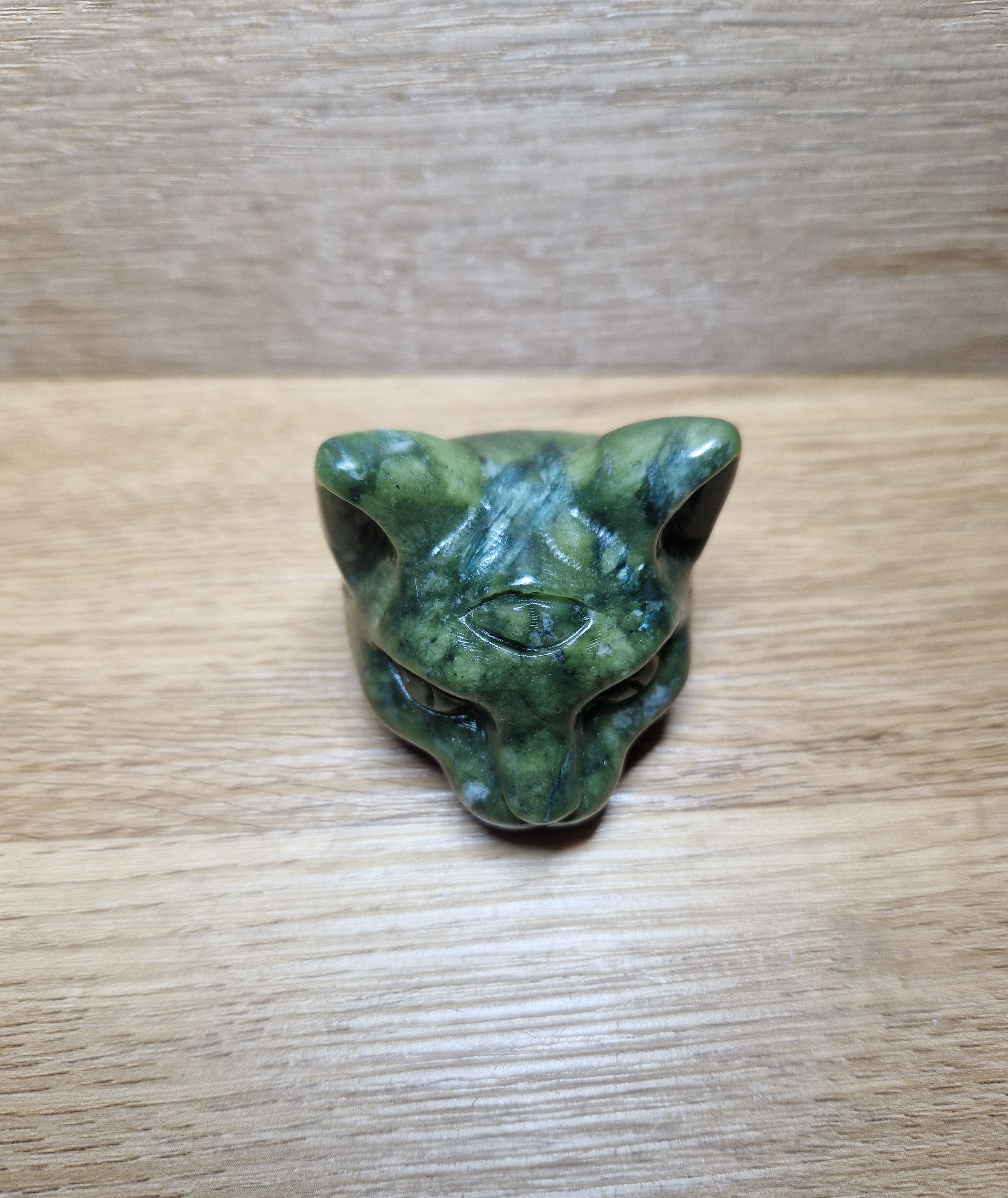 Serpentin Katze mit drittem Auge – handgeschnitztes Unikat