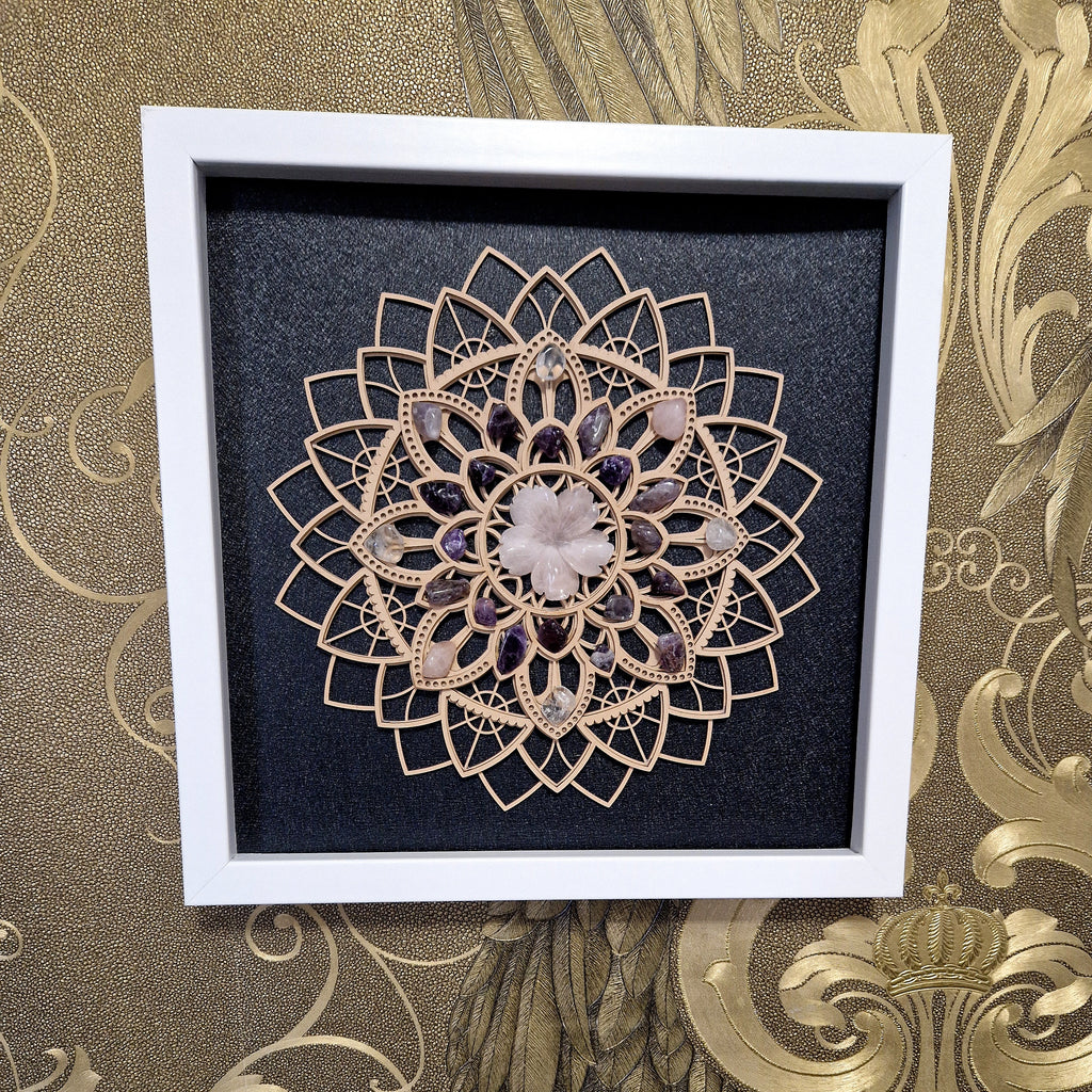 Handgefertigtes Energie-Mandala mit Edelsteinen – Rosenquarz, Amethyst & Bergkristall