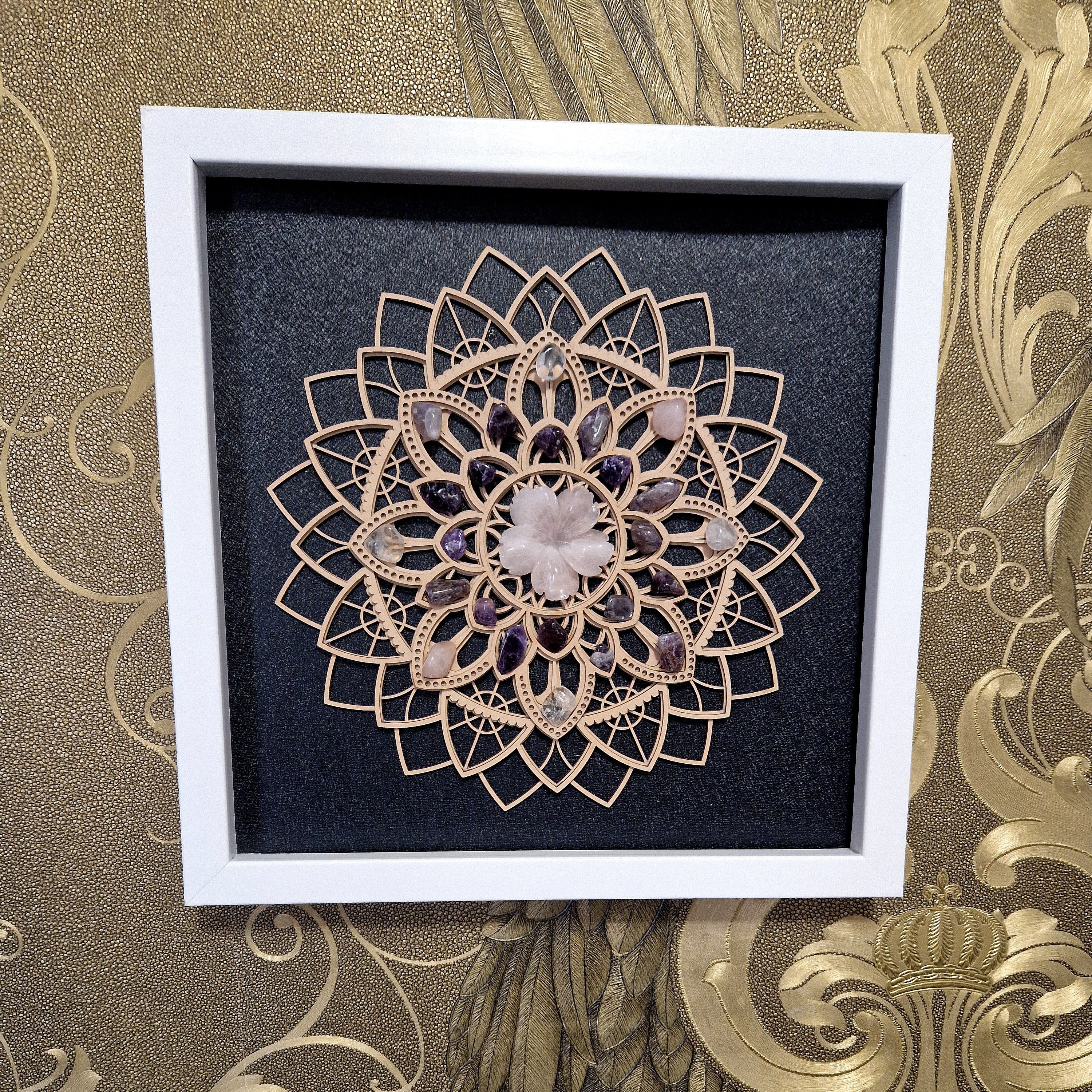 Handgefertigtes Energie-Mandala mit Edelsteinen – Rosenquarz, Amethyst & Bergkristall