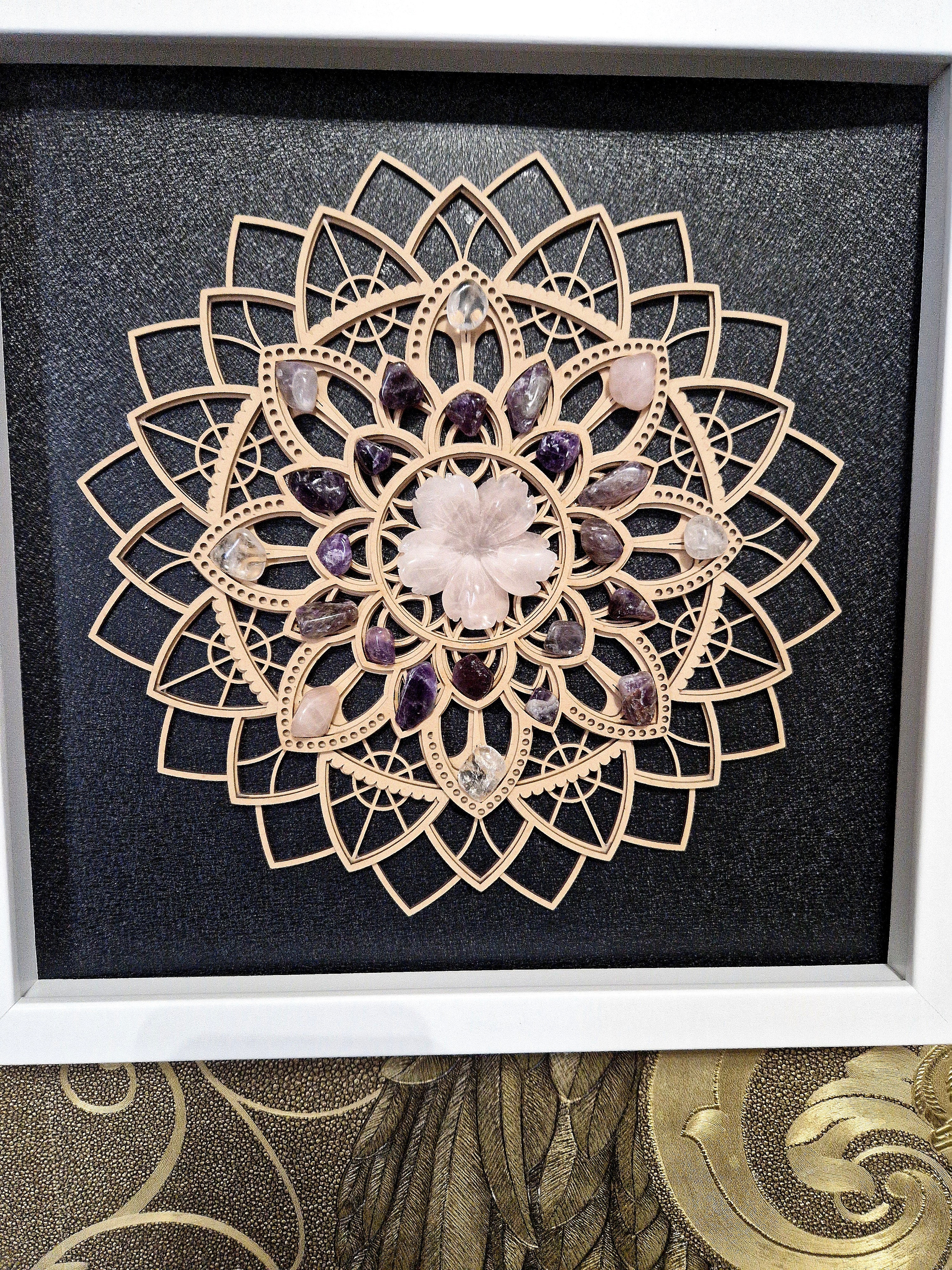 Handgefertigtes Energie-Mandala mit Edelsteinen – Rosenquarz, Amethyst & Bergkristall