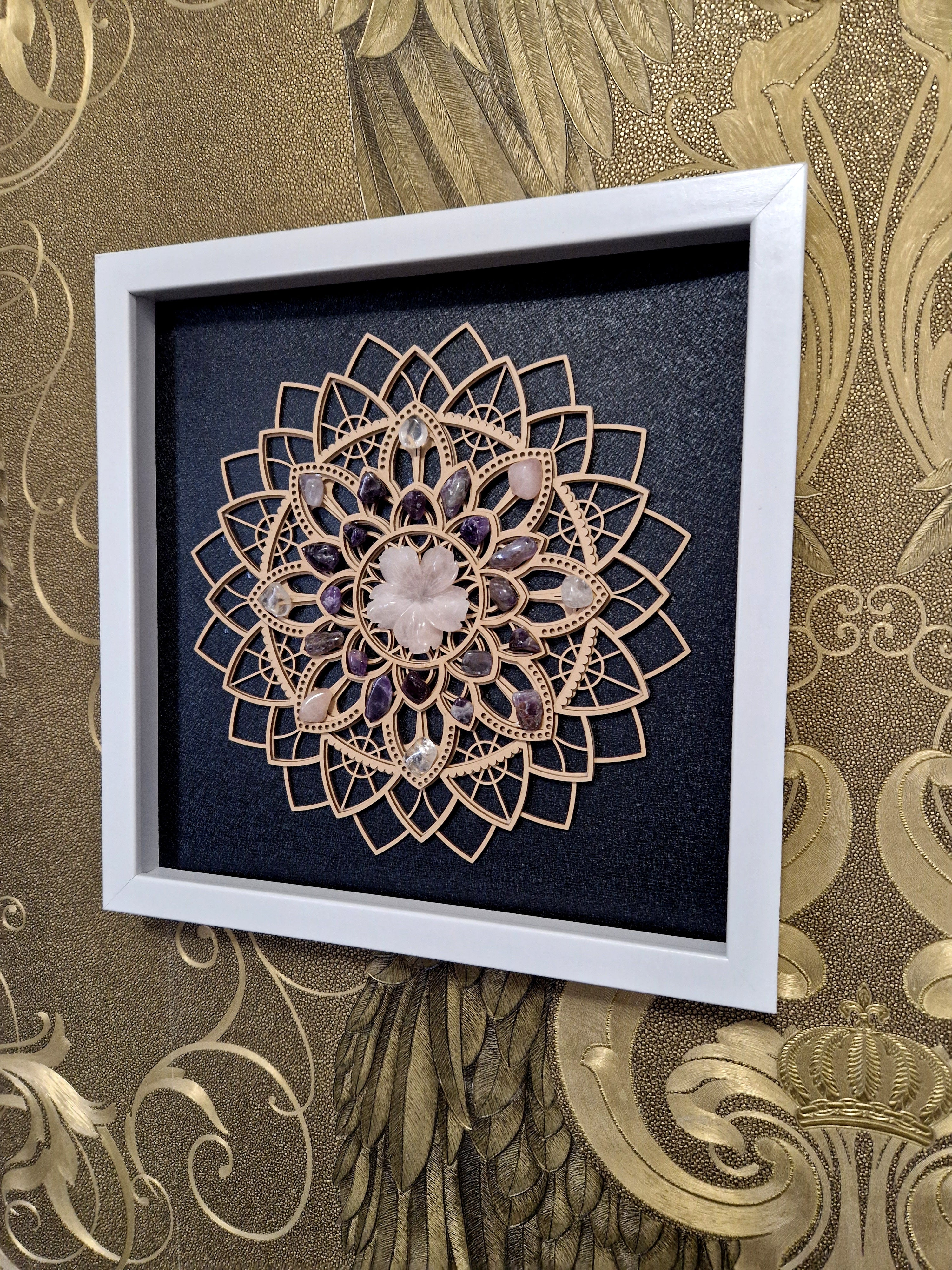 Handgefertigtes Energie-Mandala mit Edelsteinen – Rosenquarz, Amethyst & Bergkristall