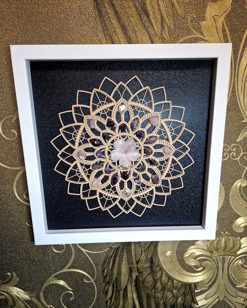 Handgefertigtes Energie-Mandala mit Edelsteinen – Rosenquarz, Amethyst & Bergkristall