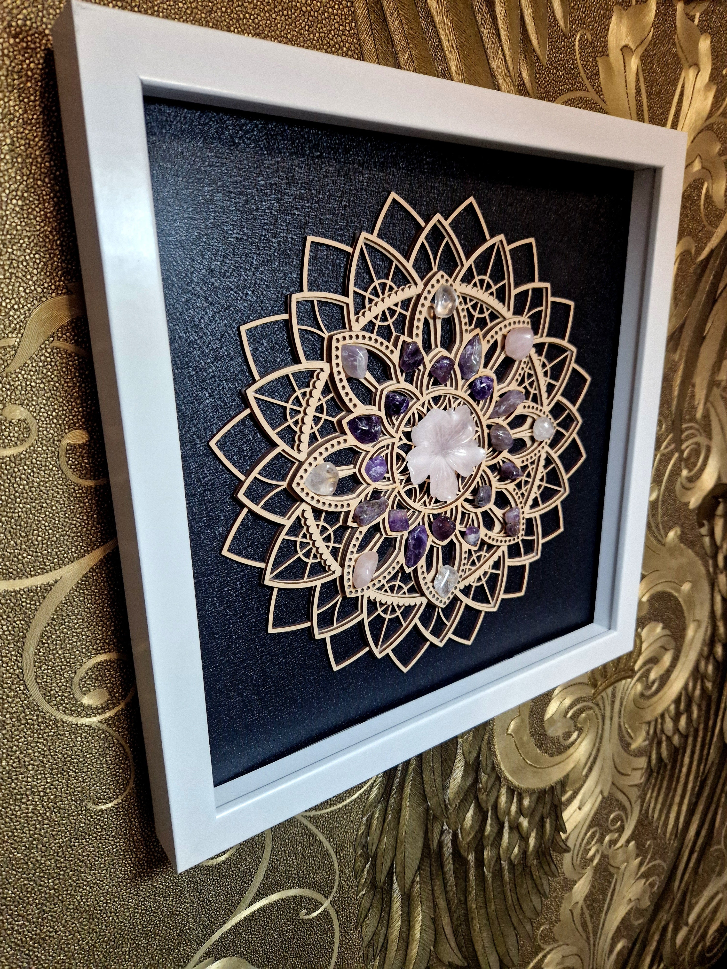 Handgefertigtes Energie-Mandala mit Edelsteinen – Rosenquarz, Amethyst & Bergkristall