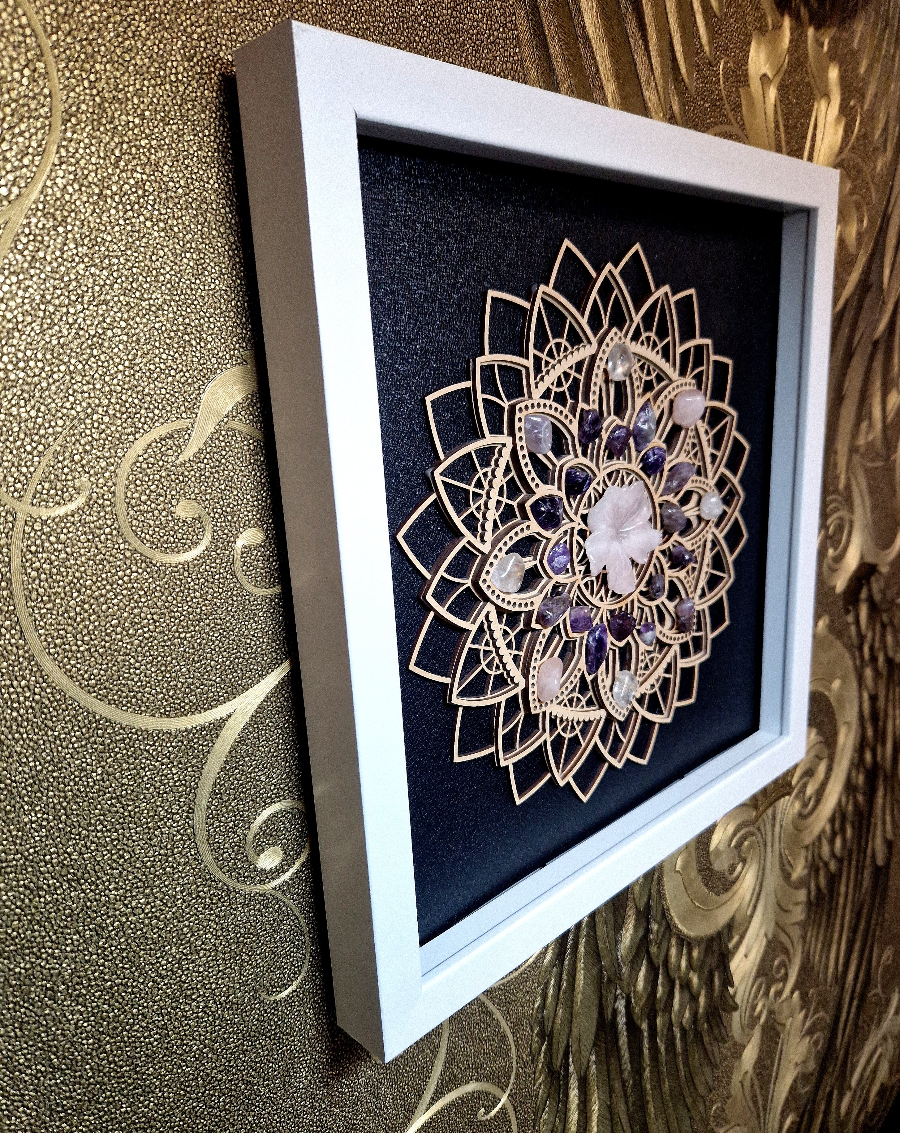 Handgefertigtes Energie-Mandala mit Edelsteinen – Rosenquarz, Amethyst & Bergkristall