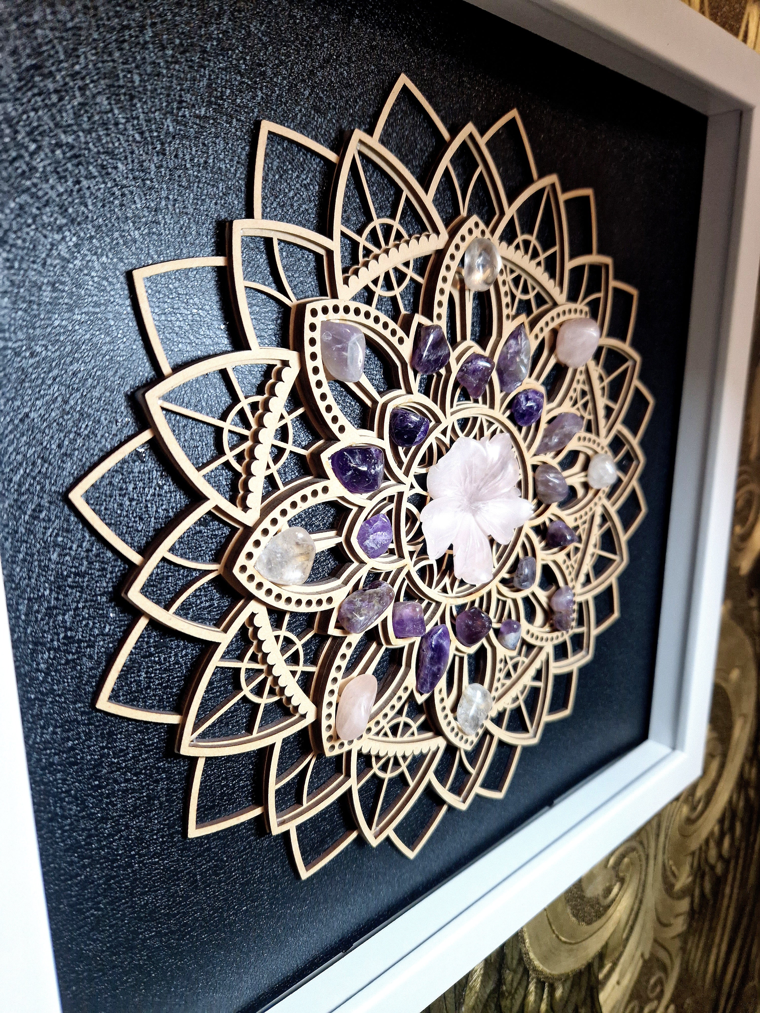 Handgefertigtes Energie-Mandala mit Edelsteinen – Rosenquarz, Amethyst & Bergkristall