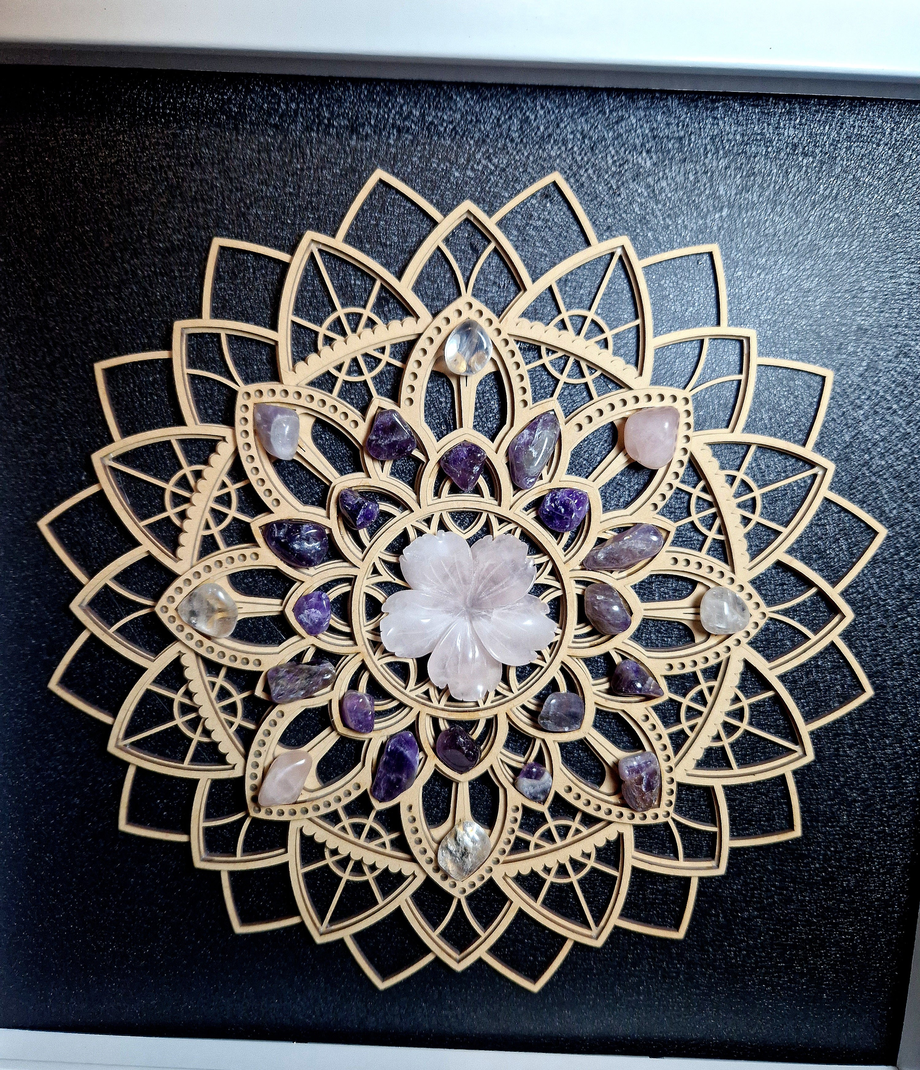 Handgefertigtes Energie-Mandala mit Edelsteinen – Rosenquarz, Amethyst & Bergkristall