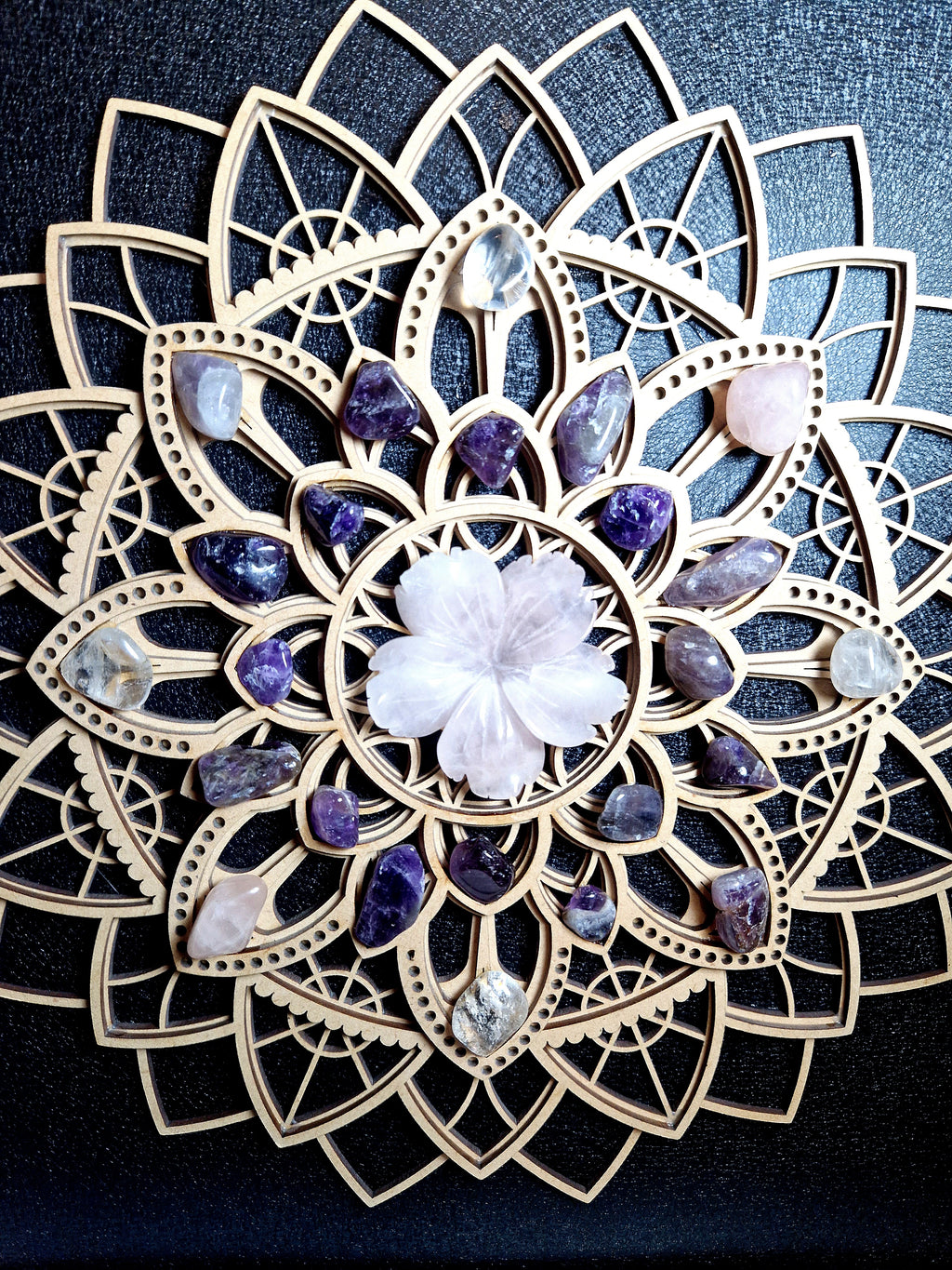 Handgefertigtes Energie-Mandala mit Edelsteinen – Rosenquarz, Amethyst & Bergkristall
