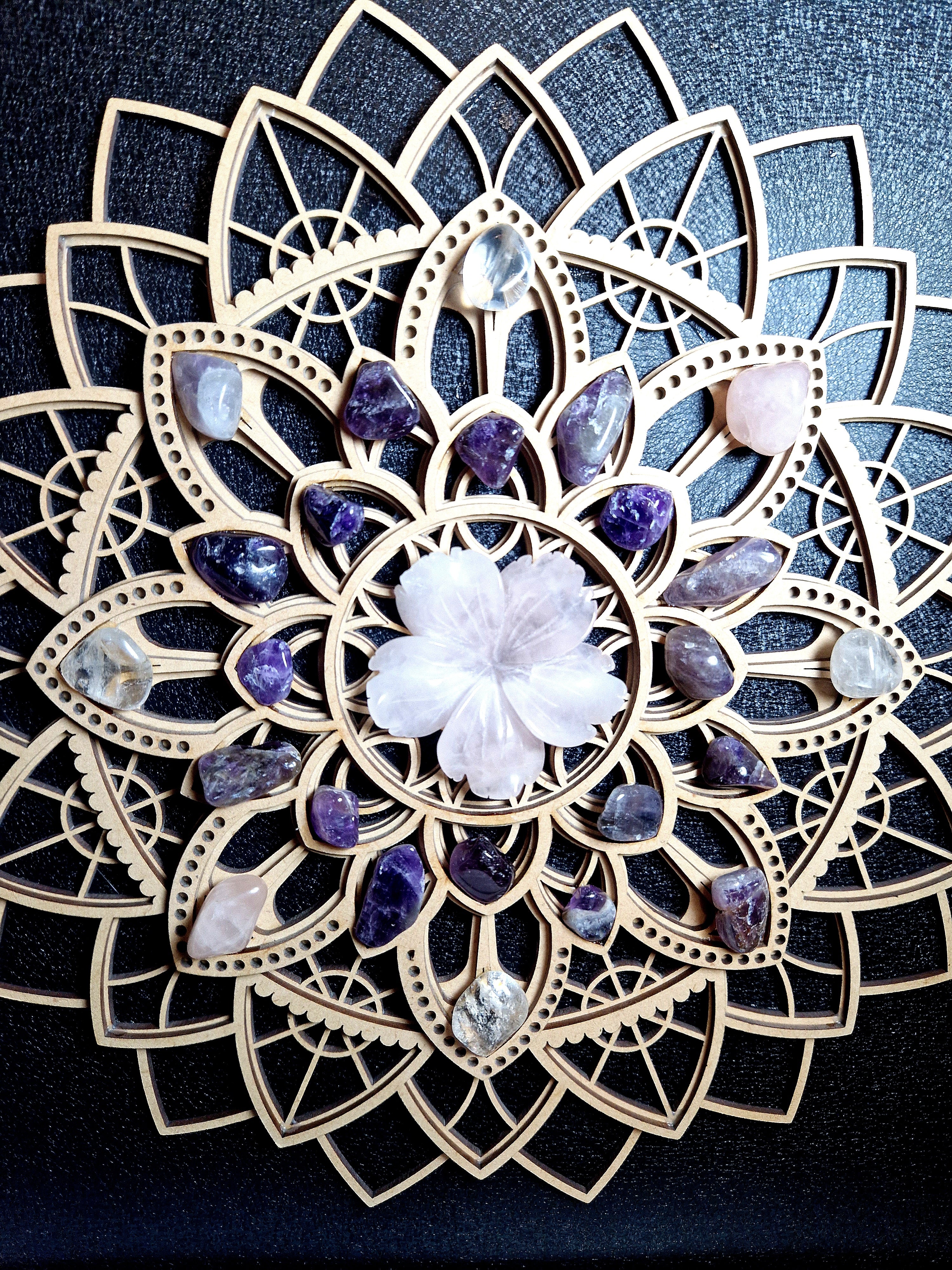 Handgefertigtes Energie-Mandala mit Edelsteinen – Rosenquarz, Amethyst & Bergkristall