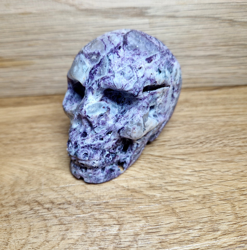 Kristallschädel aus Amethyst-Chalcedon – kraftvolle Struktur & einzigartige Maserung