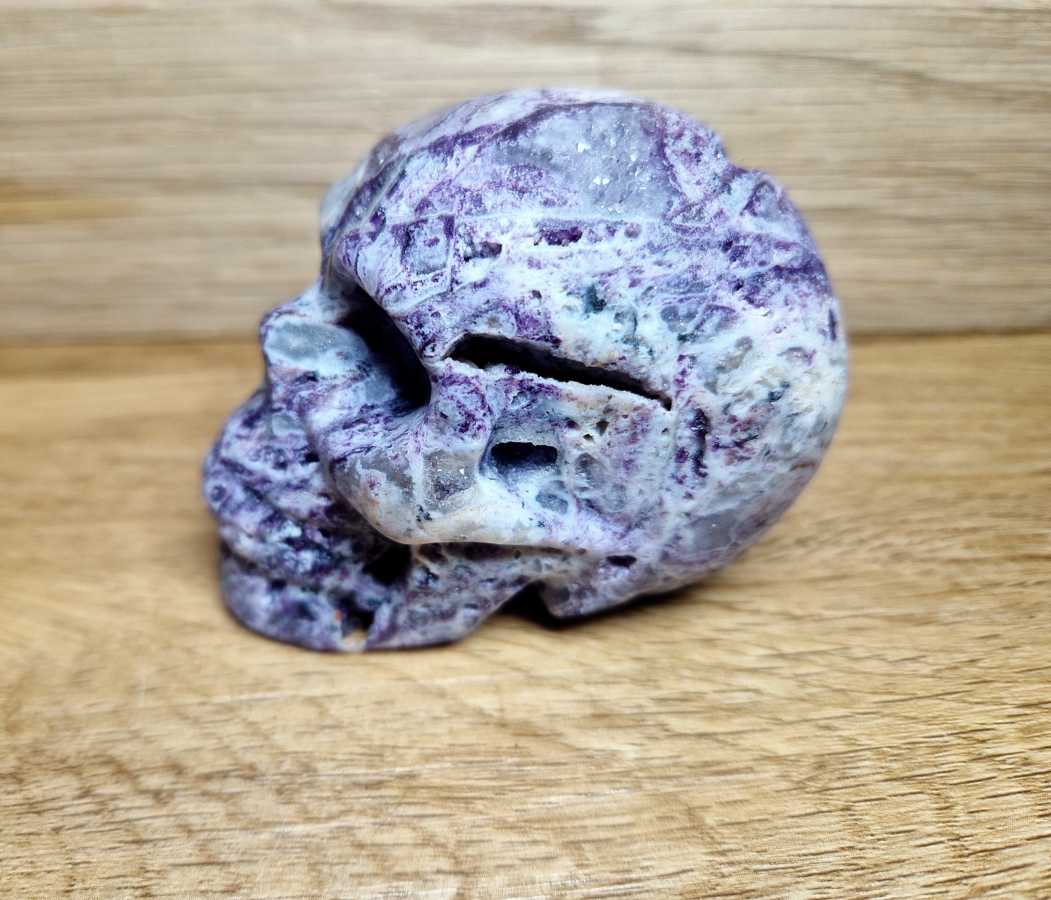 Kristallschädel aus Amethyst-Chalcedon – kraftvolle Struktur & einzigartige Maserung