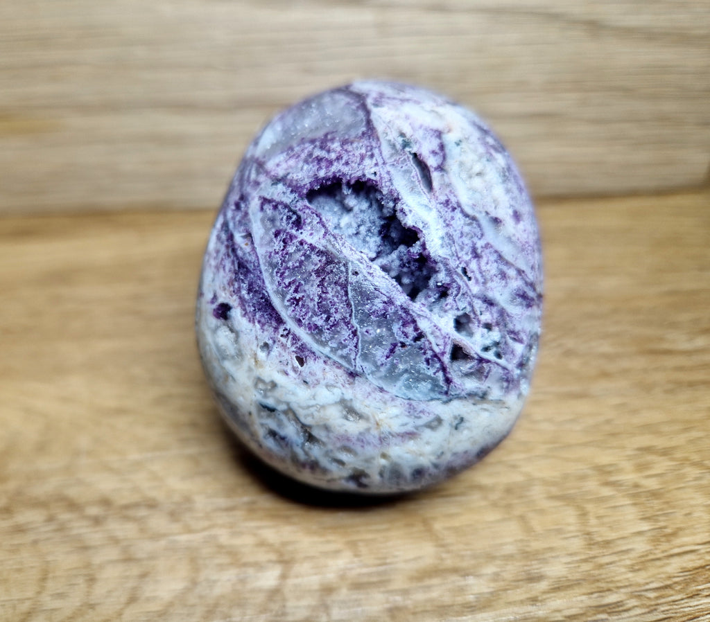 Kristallschädel aus Amethyst-Chalcedon – kraftvolle Struktur & einzigartige Maserung