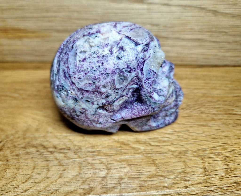 Kristallschädel aus Amethyst-Chalcedon – kraftvolle Struktur & einzigartige Maserung