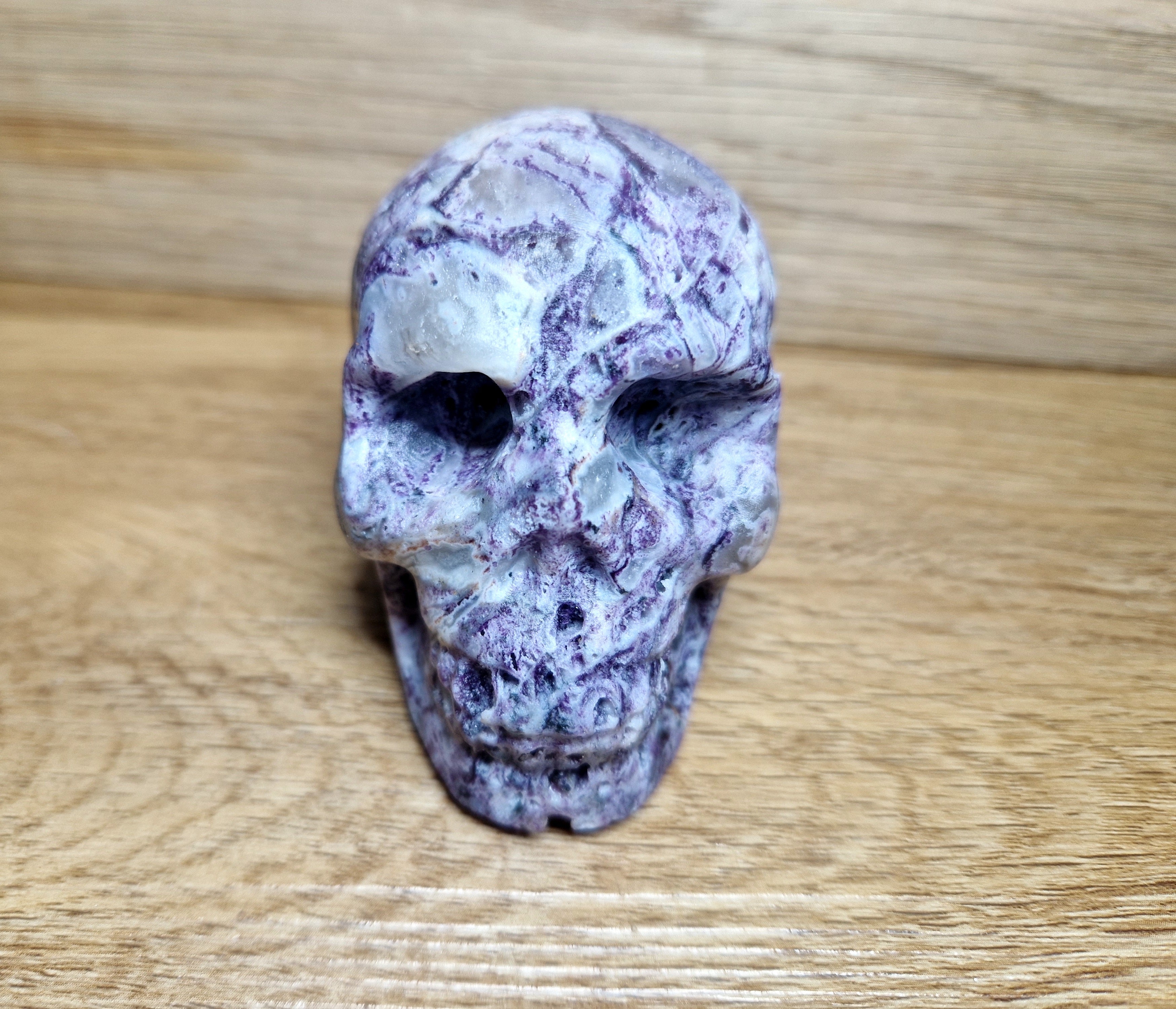 Kristallschädel aus Amethyst-Chalcedon – kraftvolle Struktur & einzigartige Maserung