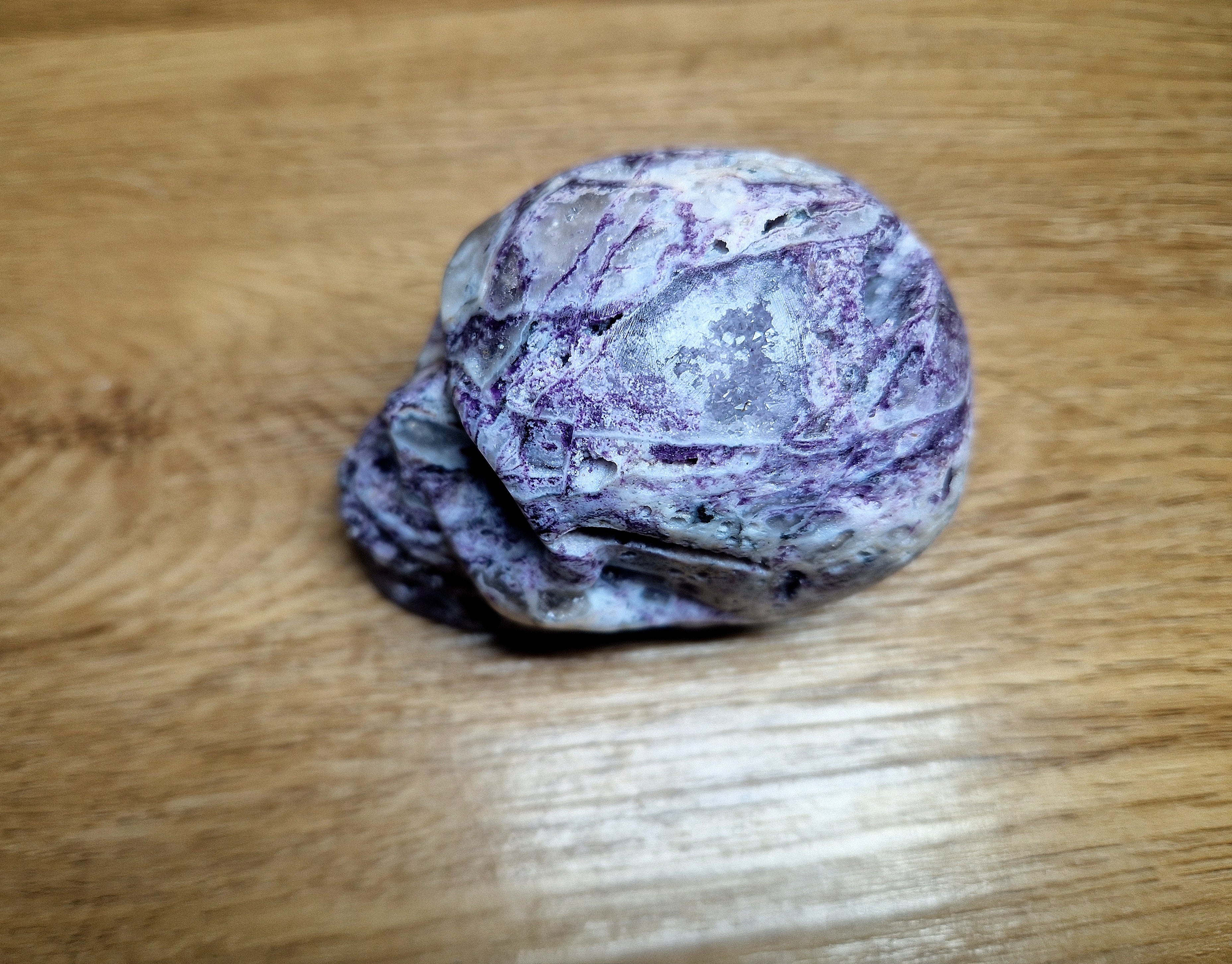 Kristallschädel aus Amethyst-Chalcedon – kraftvolle Struktur & einzigartige Maserung