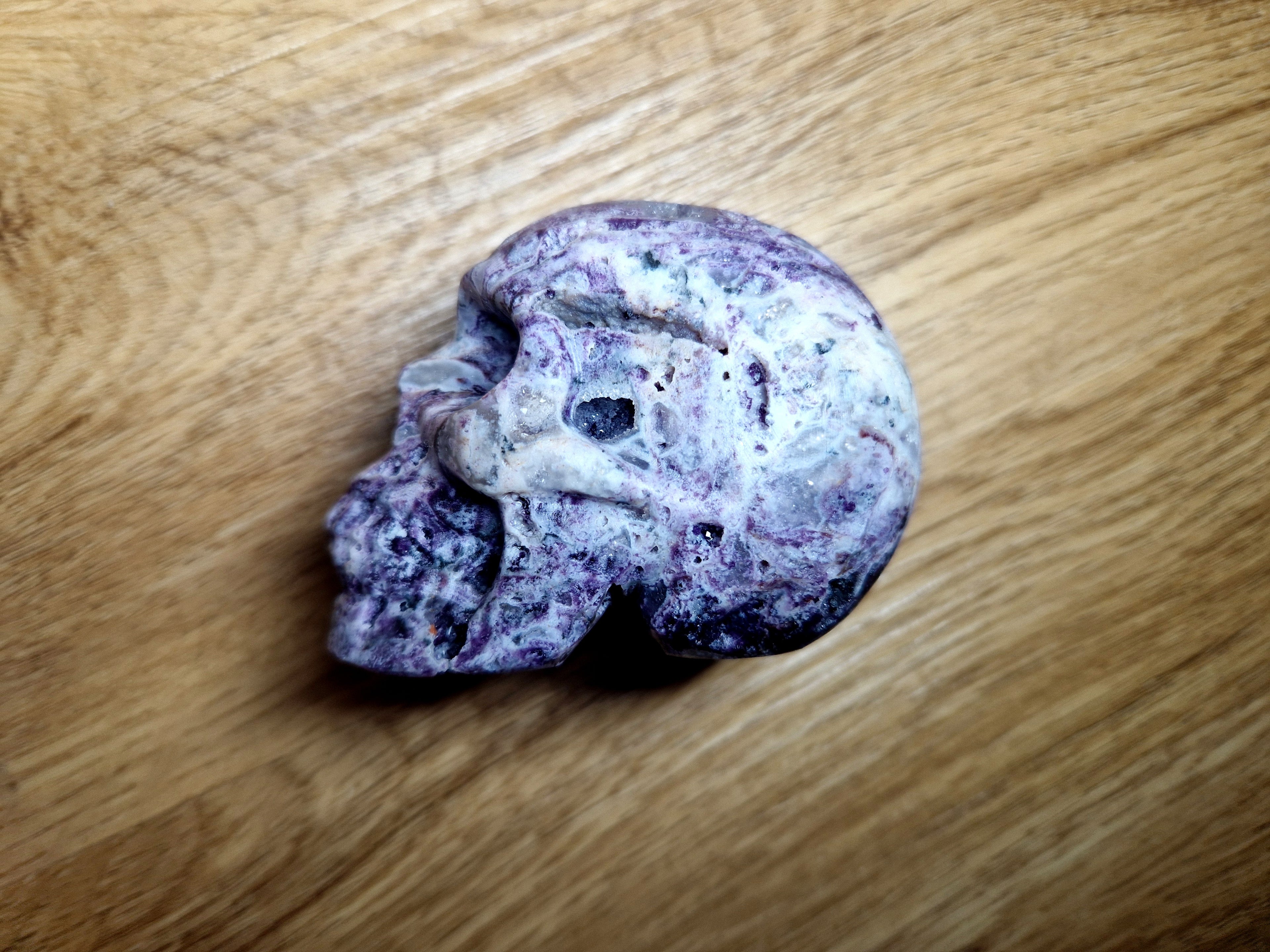 Kristallschädel aus Amethyst-Chalcedon – kraftvolle Struktur & einzigartige Maserung