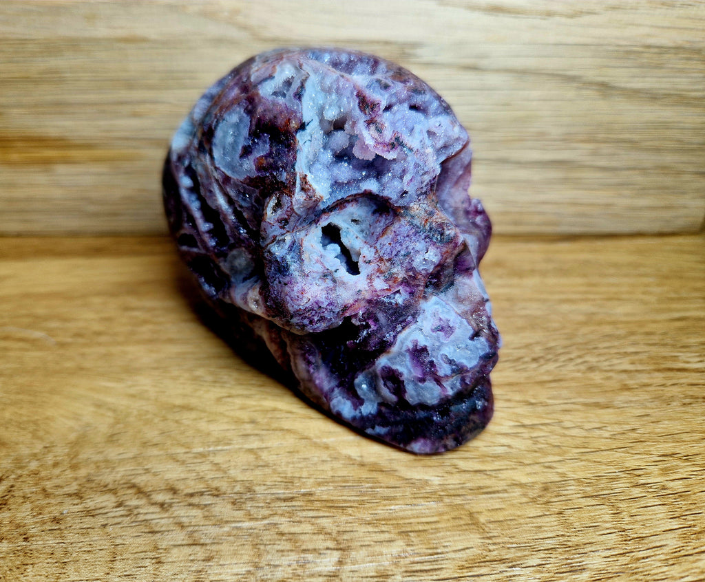 Kristallschädel mit Amethyst-Drusen – Blick in die Tiefe