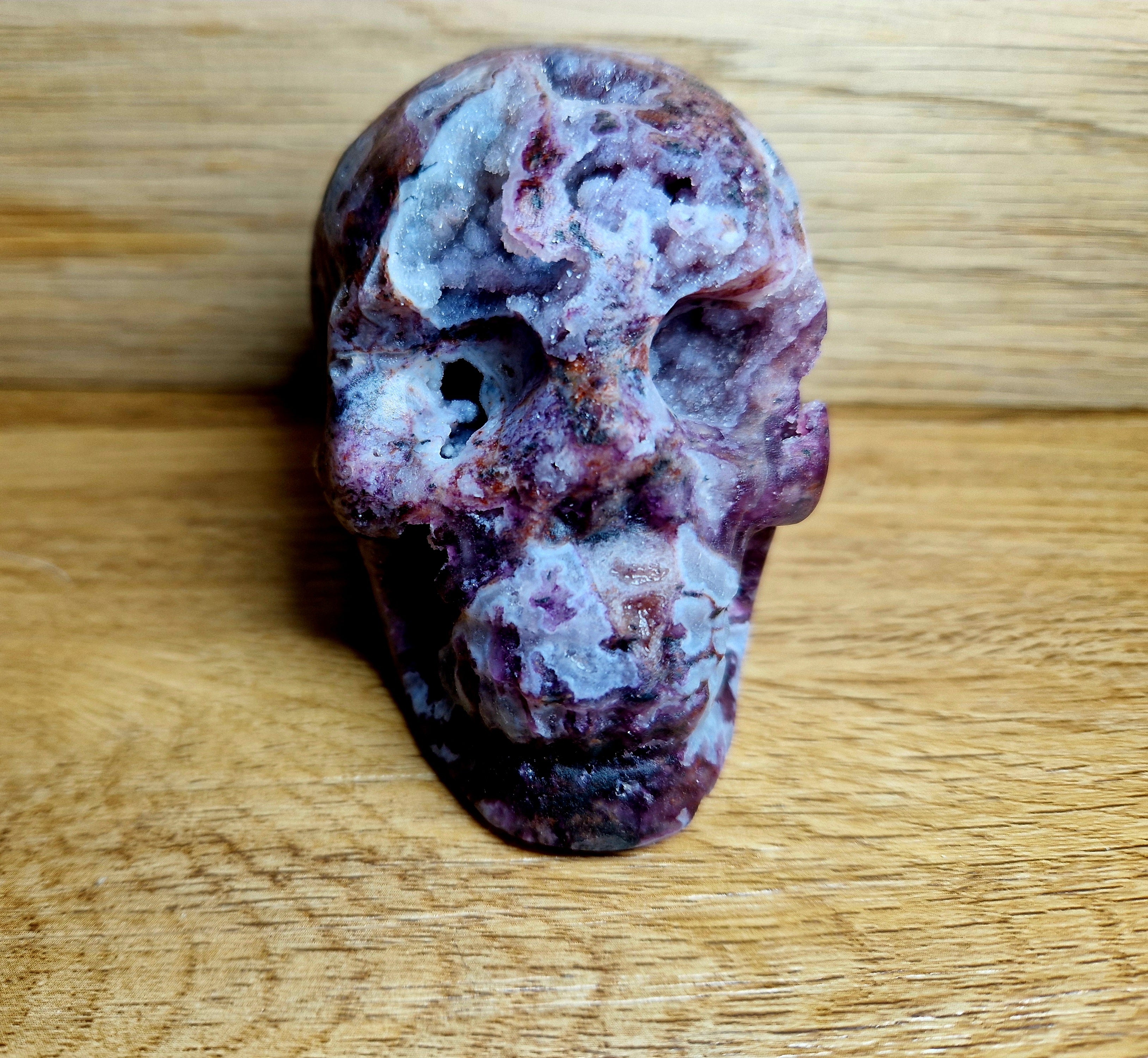 Kristallschädel mit Amethyst-Drusen – Blick in die Tiefe