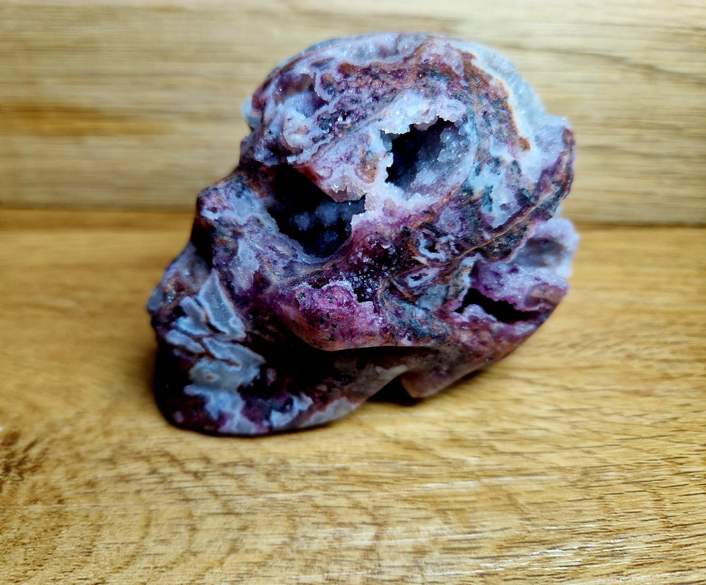 Kristallschädel mit Amethyst-Drusen – Blick in die Tiefe