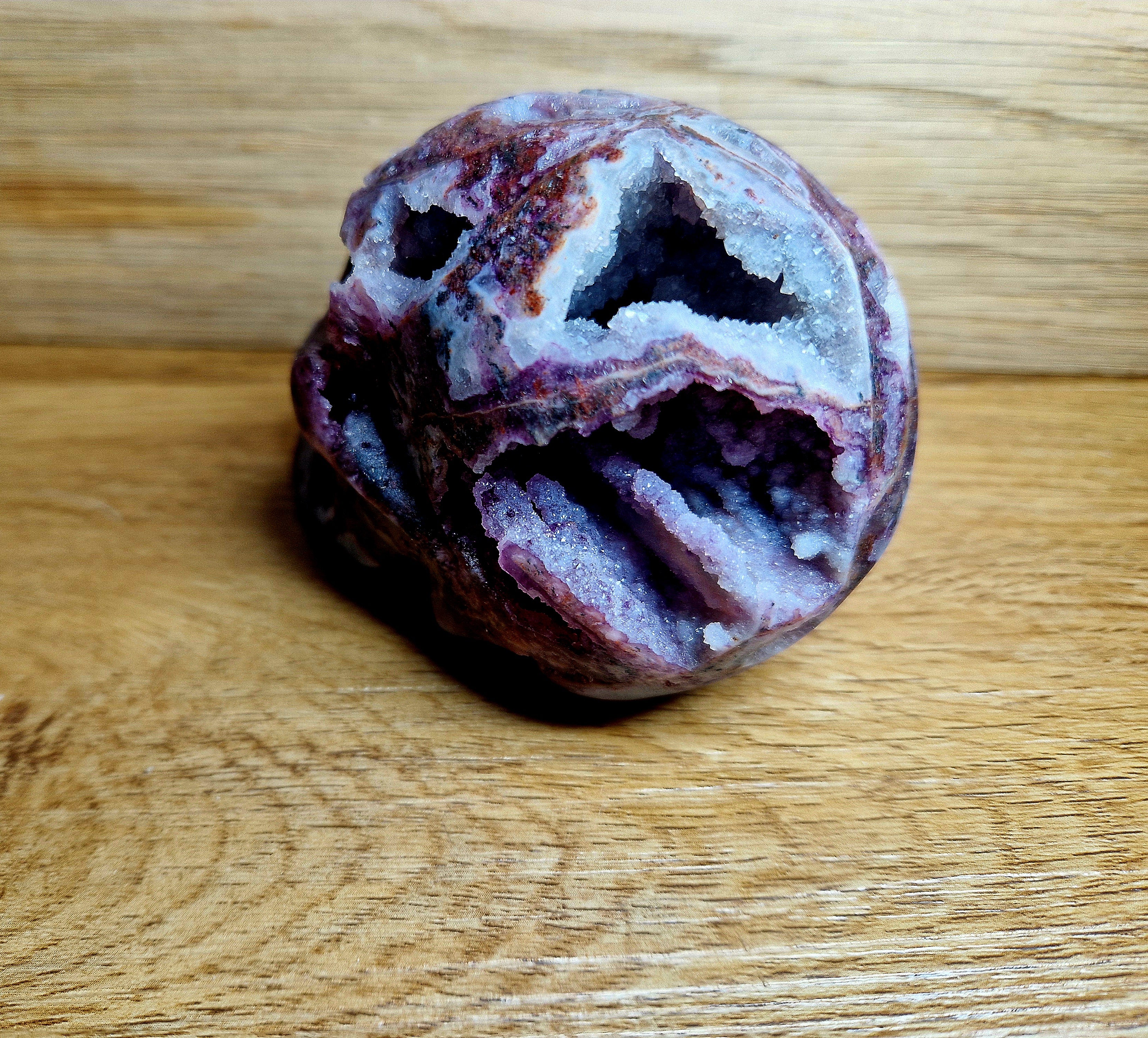Kristallschädel mit Amethyst-Drusen – Blick in die Tiefe