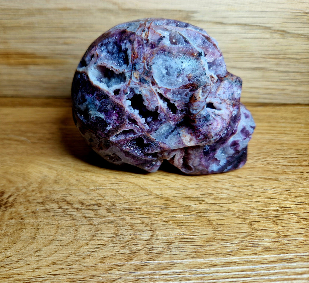 Kristallschädel mit Amethyst-Drusen – Blick in die Tiefe