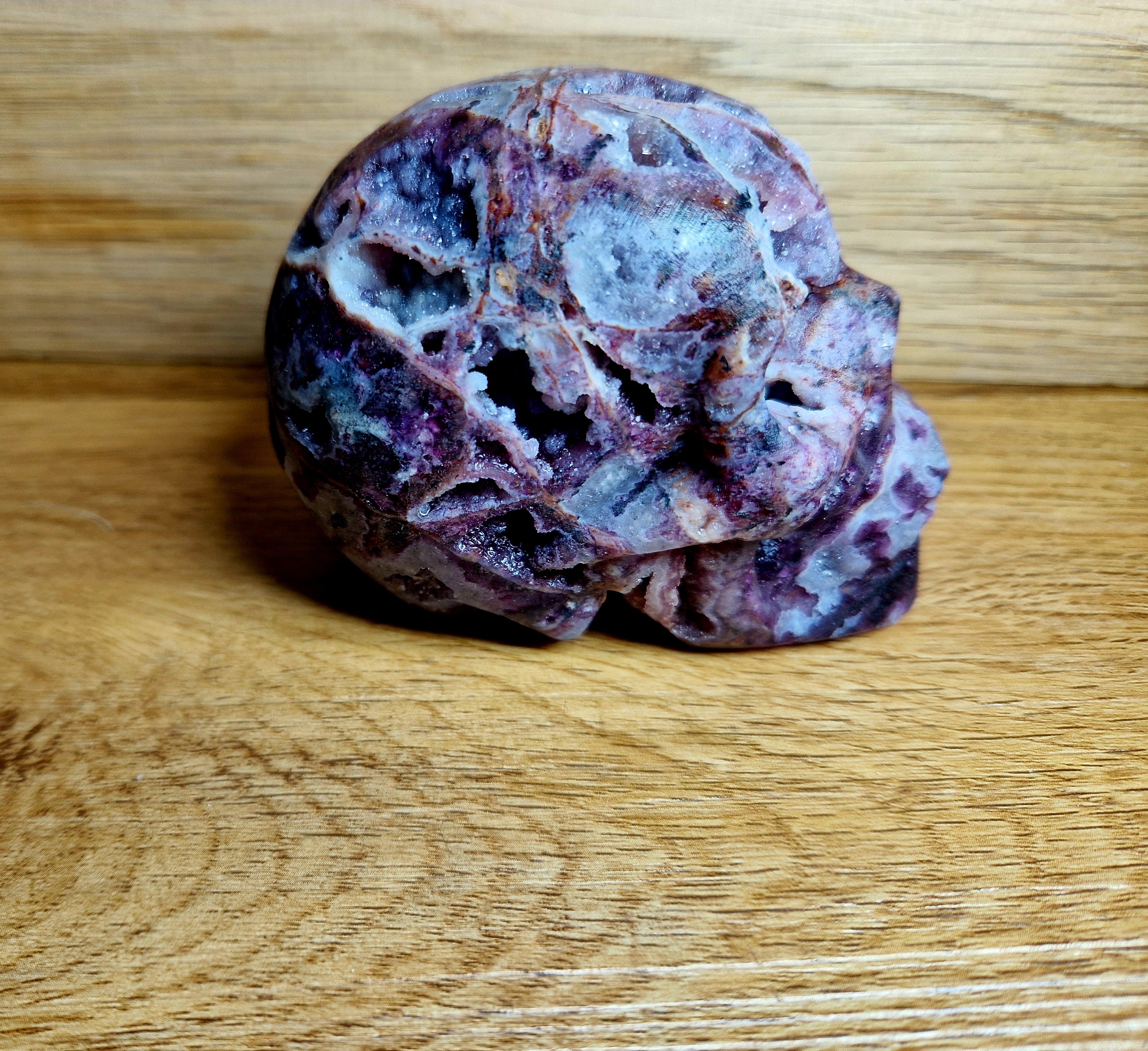Kristallschädel mit Amethyst-Drusen – Blick in die Tiefe