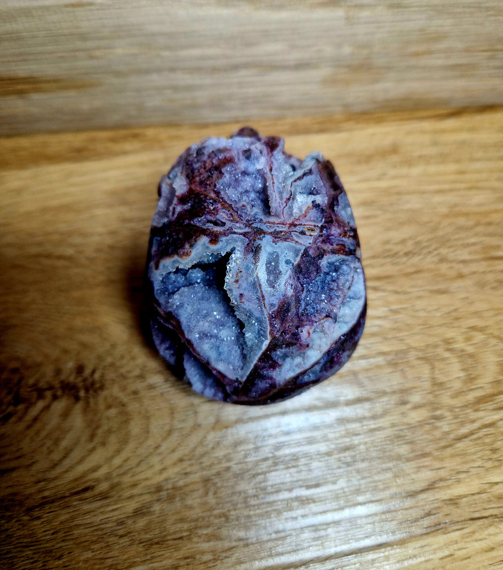 Kristallschädel mit Amethyst-Drusen – Blick in die Tiefe