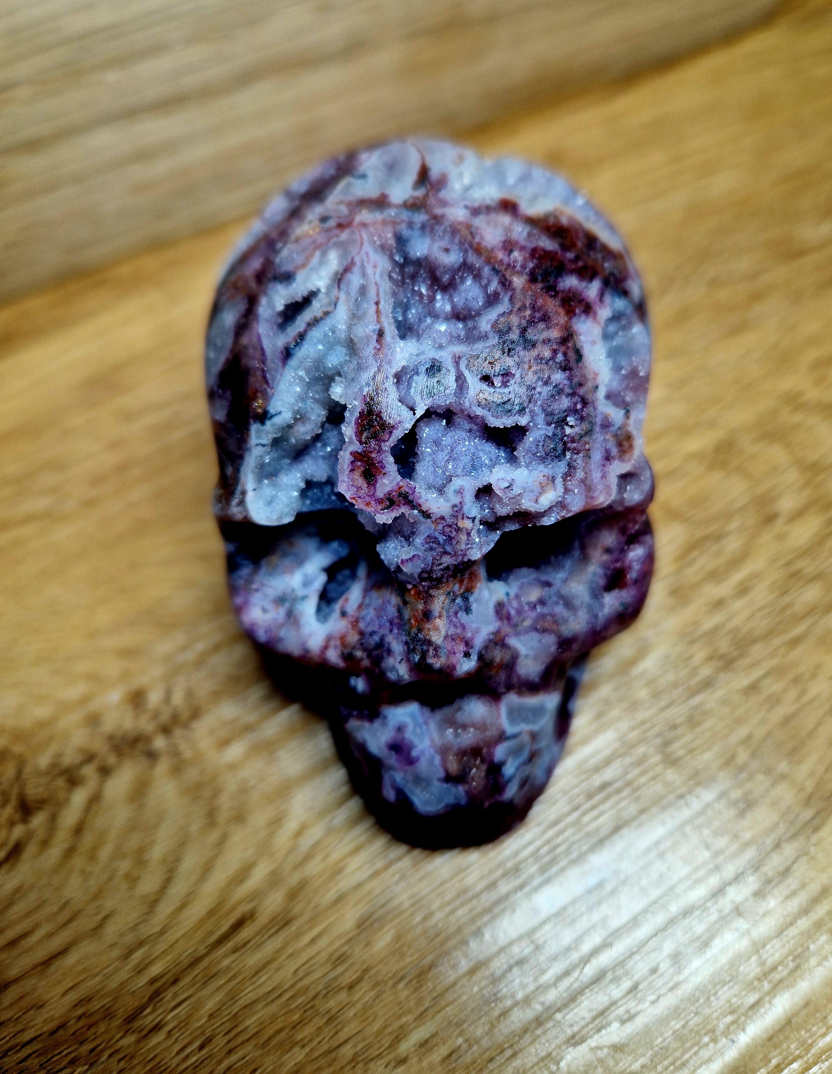 Kristallschädel mit Amethyst-Drusen – Blick in die Tiefe