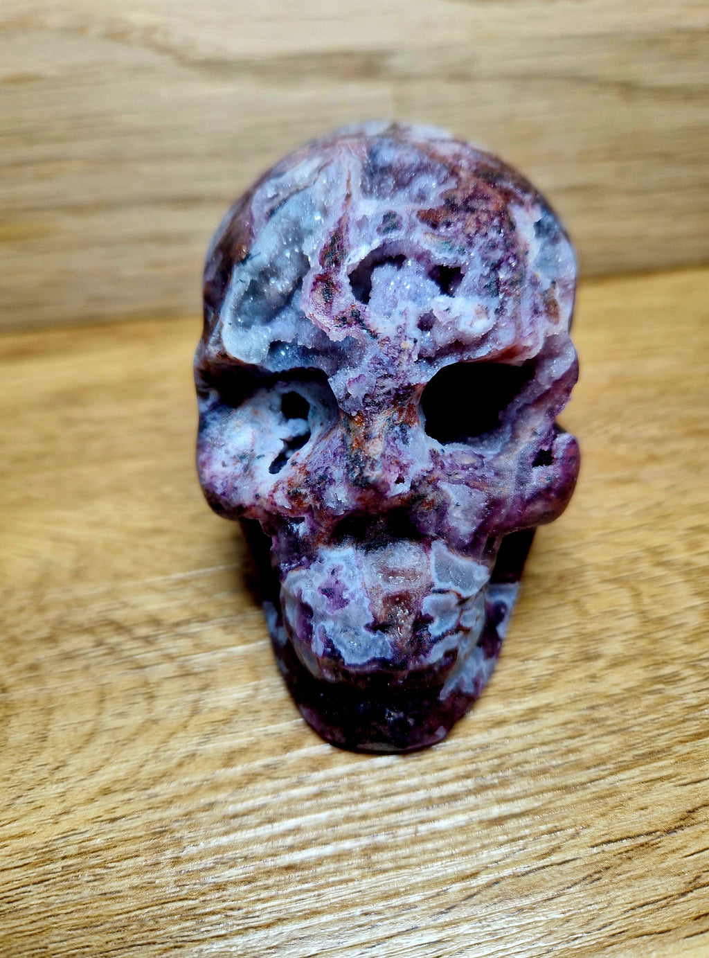 Kristallschädel mit Amethyst-Drusen – Blick in die Tiefe