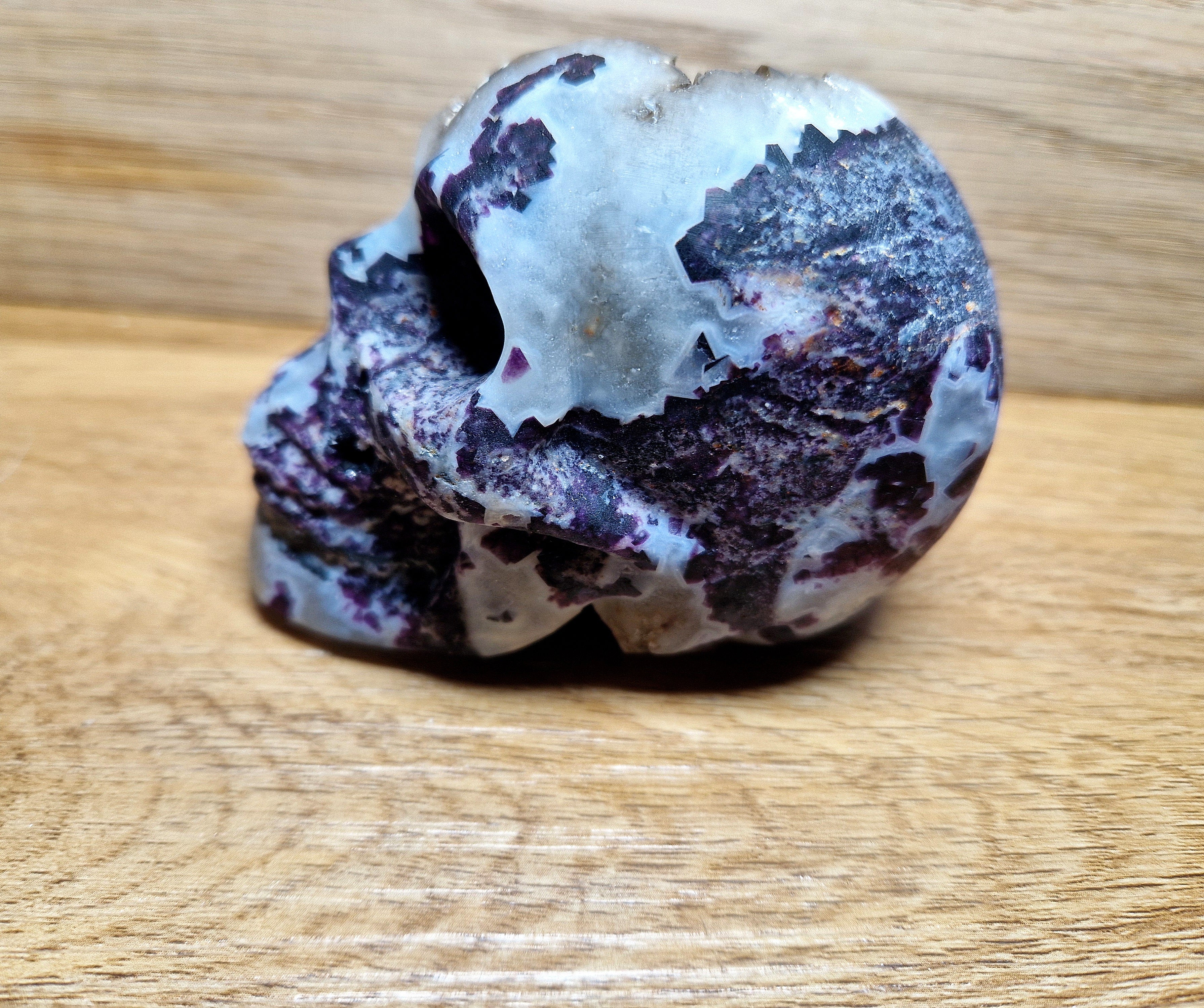 Kristallschädel mit Amethyst & Druse – kraftvolle Struktur & lebendige Tiefe