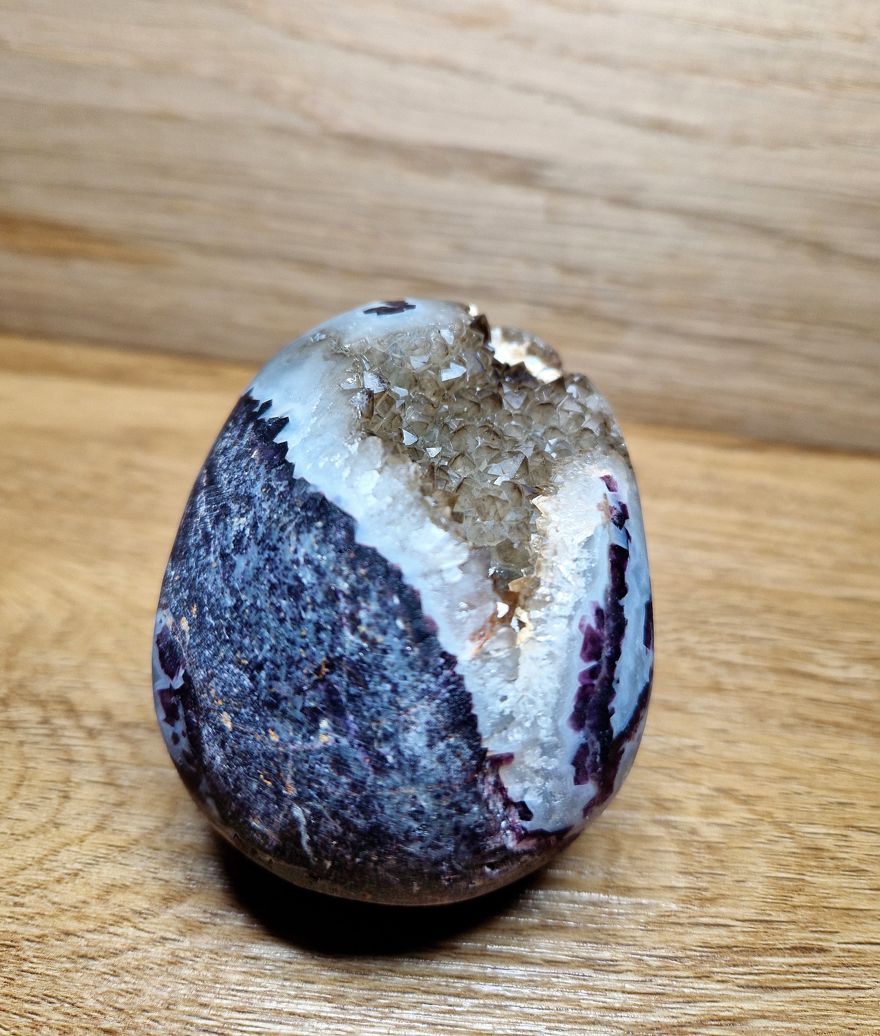 Kristallschädel mit Amethyst & Druse – kraftvolle Struktur & lebendige Tiefe