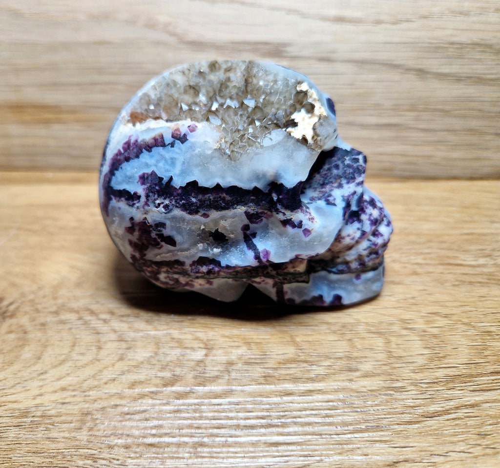 Kristallschädel mit Amethyst & Druse – kraftvolle Struktur & lebendige Tiefe