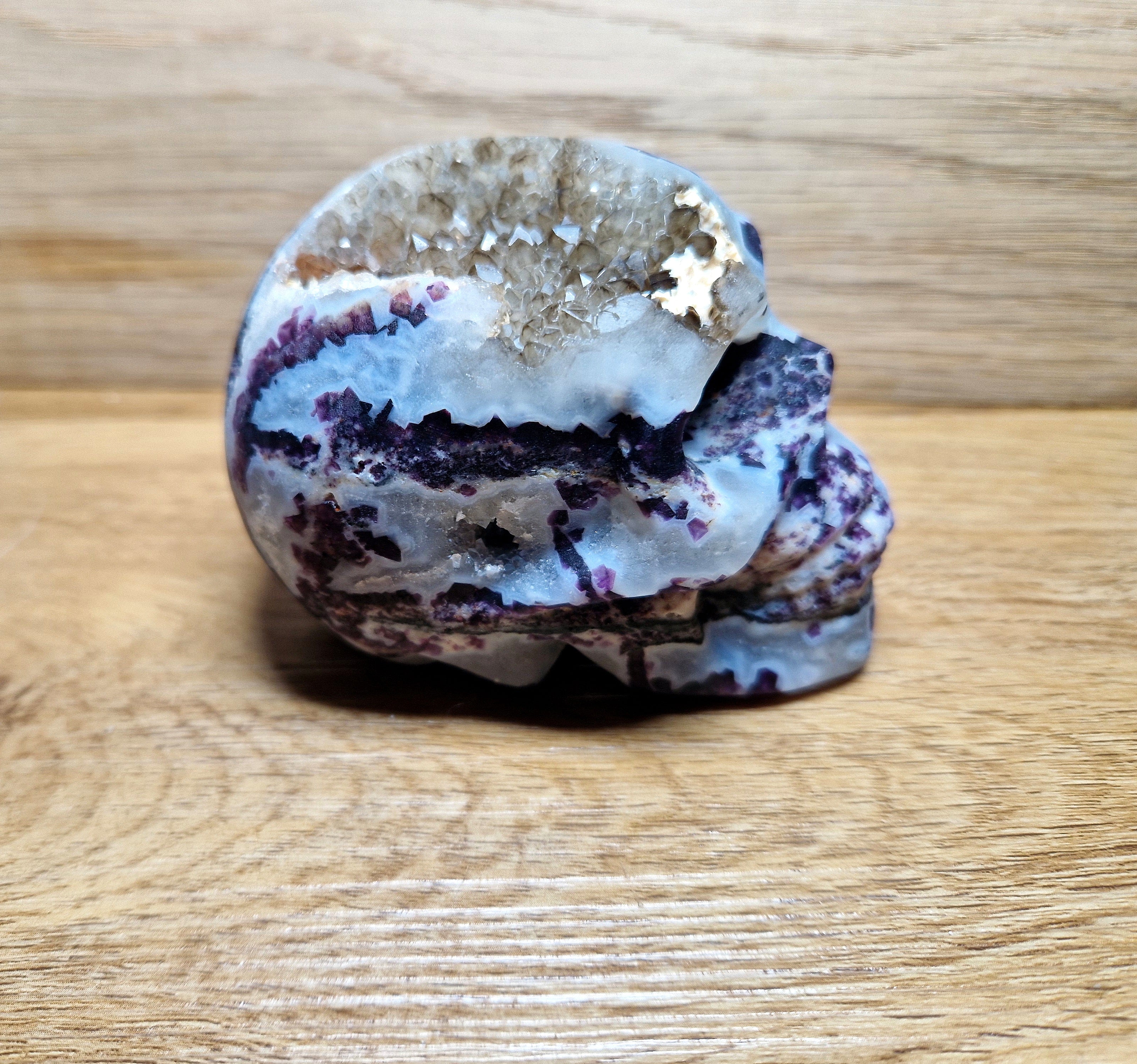 Kristallschädel mit Amethyst & Druse – kraftvolle Struktur & lebendige Tiefe